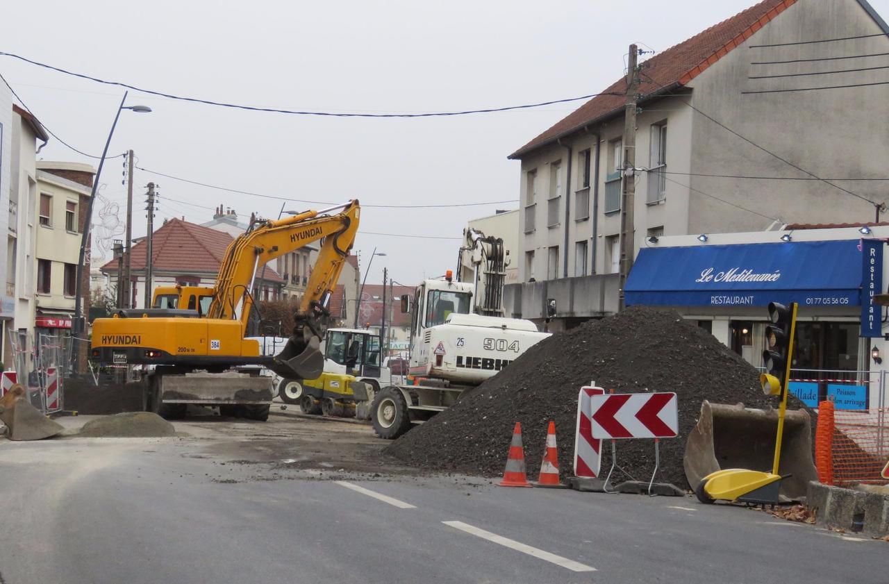 <b></b> Savigny-sur-Orge, 9 novembre 2017. Des travaux sont en cours avenue Aristide-Briand et pénalisent les commerces du quartier. 