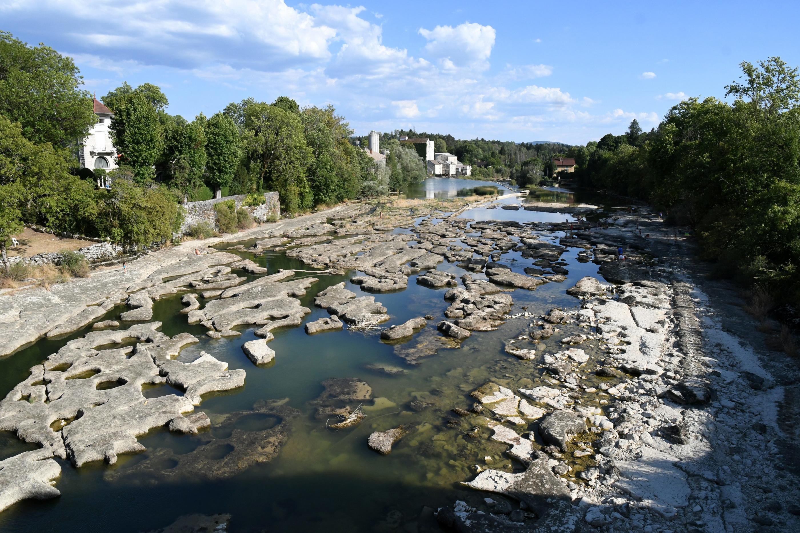 Même dans le Jura, pays des lacs et des cascades, l'eau se fait rare, comme ici au port de la Saisse avec les Marmites des géants, d'habitude recouvertes. DR/Philippe Trias