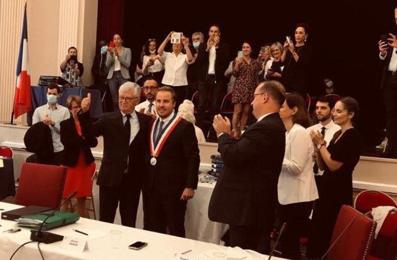 <b></b> Saint-Mandé, samedi matin. Julien Weil, (au centre) est élu nouveau maire LR de Saint-Mandé. C’est le maire sortant Patrick Beaudouin (à sa droite) qui lui a remis ses attributs officiels.