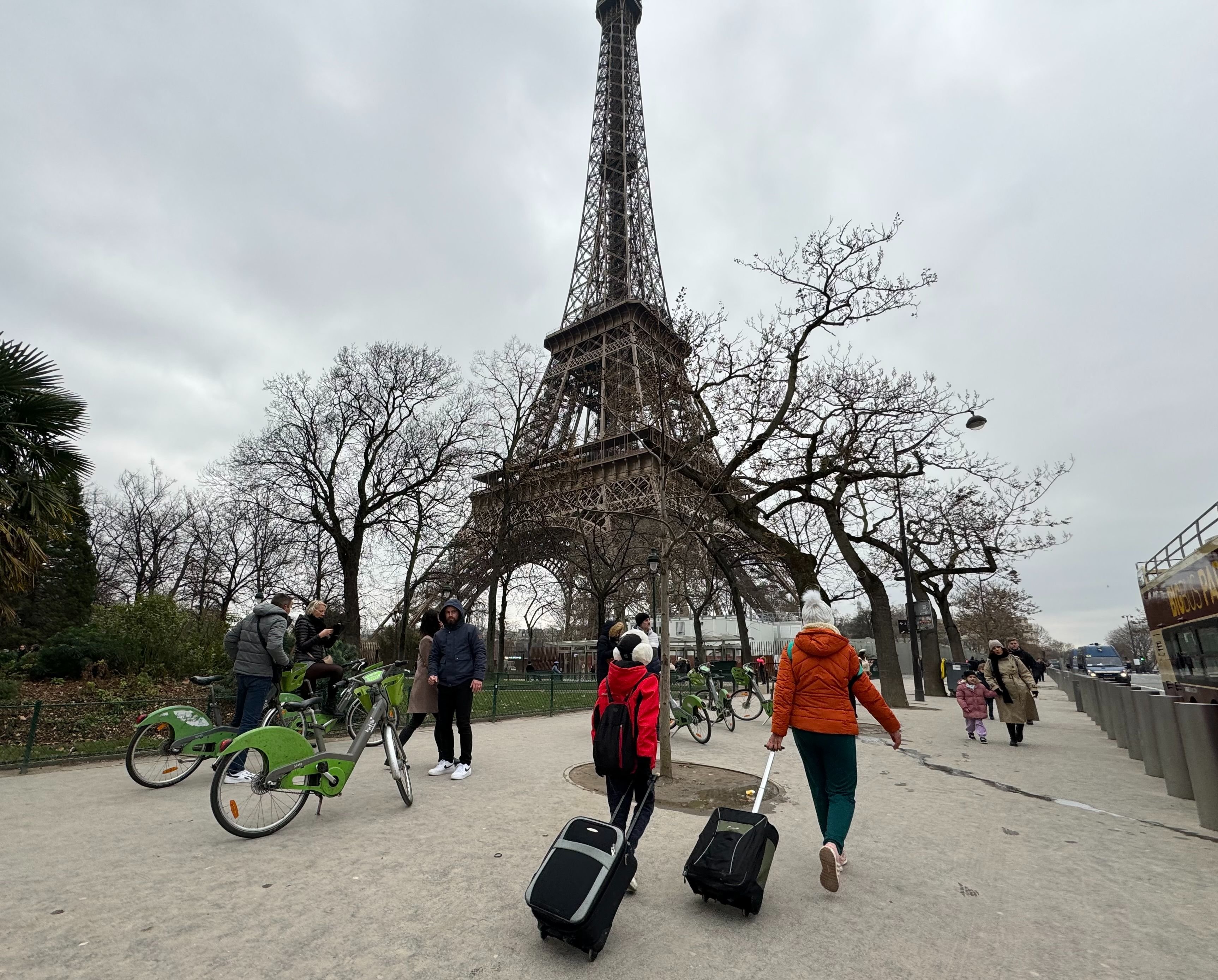 Paris (VIIe), le 7 janvier. Les grands monuments de la capitale, comme ici la tour Eiffel, ont évidemment bénéficié de cet embellie du tourisme. LP/Paul Abran