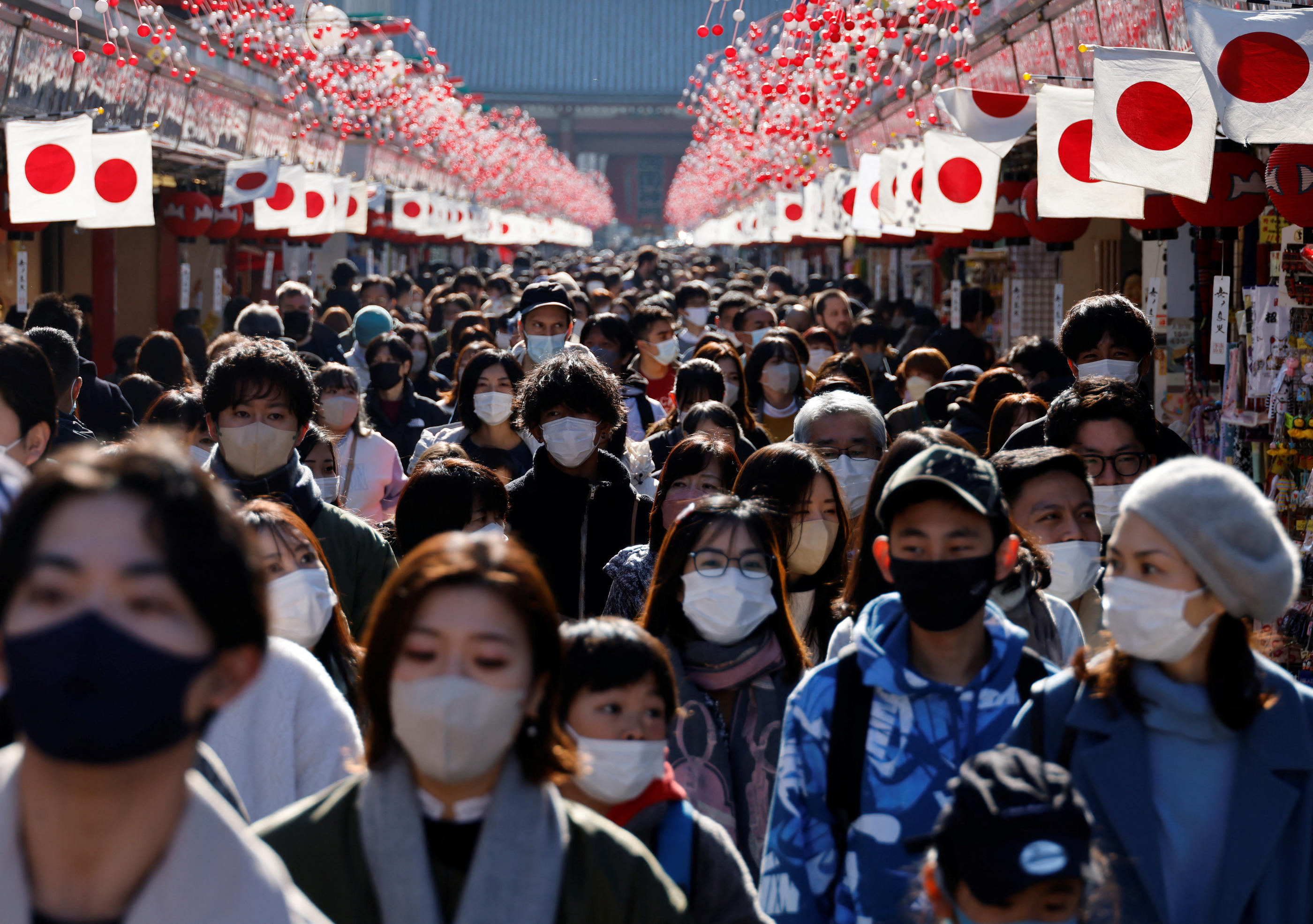 A Tokyo, le 9 janvier. Dans ce quartier touristique populaire, quasiment tous les passants portent le masque. REUTERS/Issei Kato