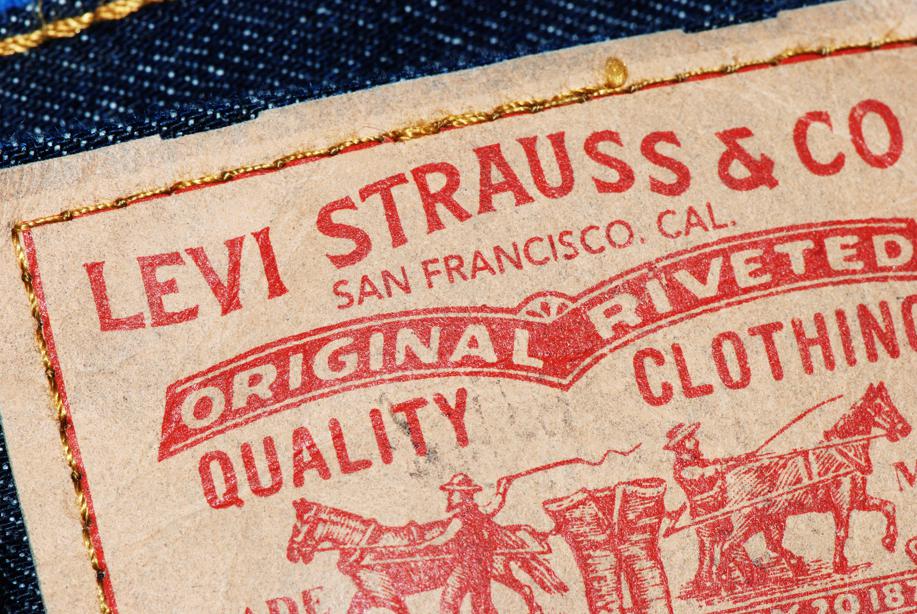 Le vêtement phare de la marque Levi's a traversé les époques sans prendre une ride. Son étiquette, cousue au niveau de la ceinture, n’a jamais changé depuis sa création. Ilbusca/iStock/Getty