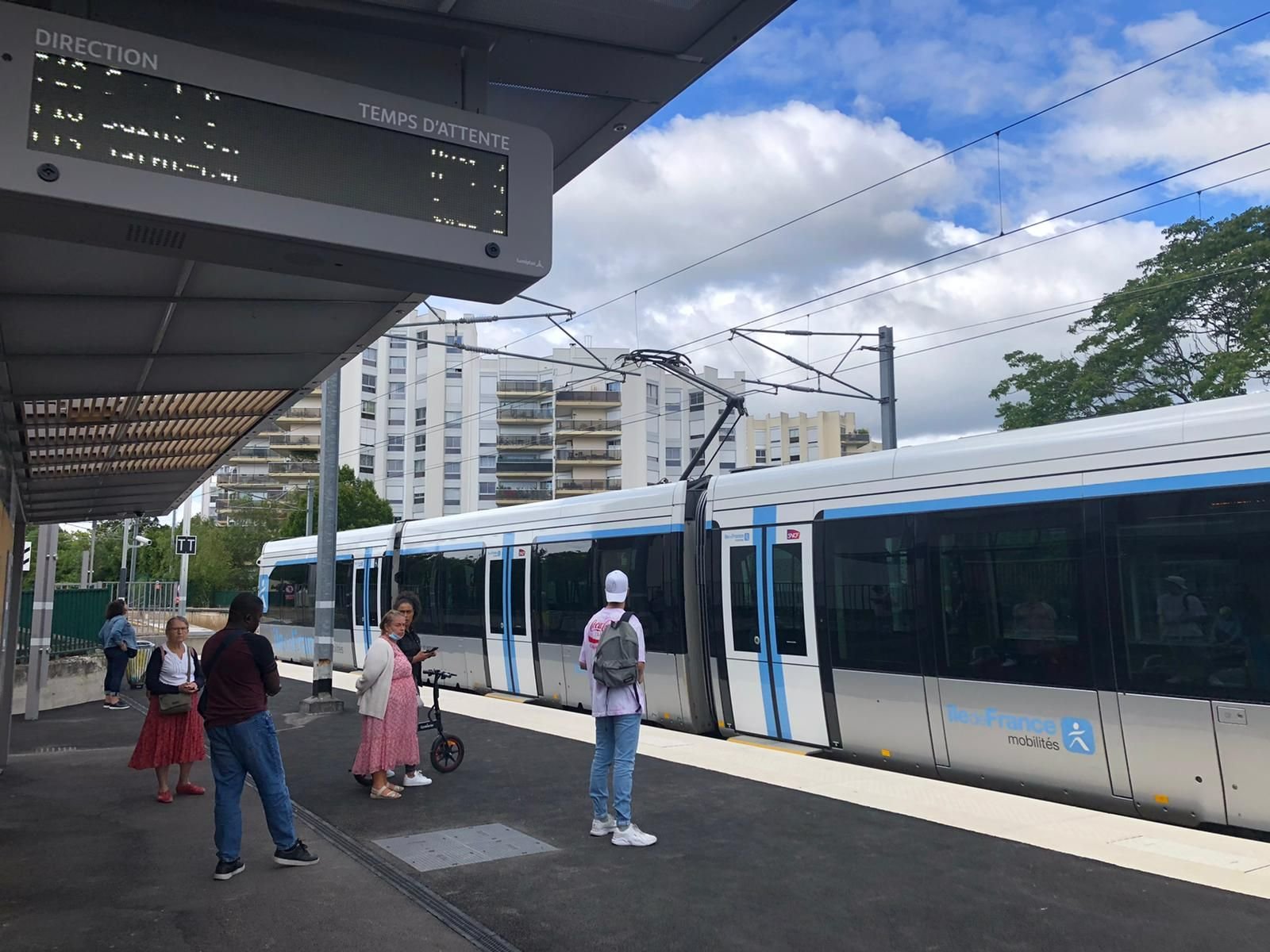 Gare de Bel-Air-Fourqueux (Yvelines), ce jeudi. Le trafic du nouveau T13 a été arrêté dans la matinée en raison d'un problème sur une rame. LP/Sébastien Birden