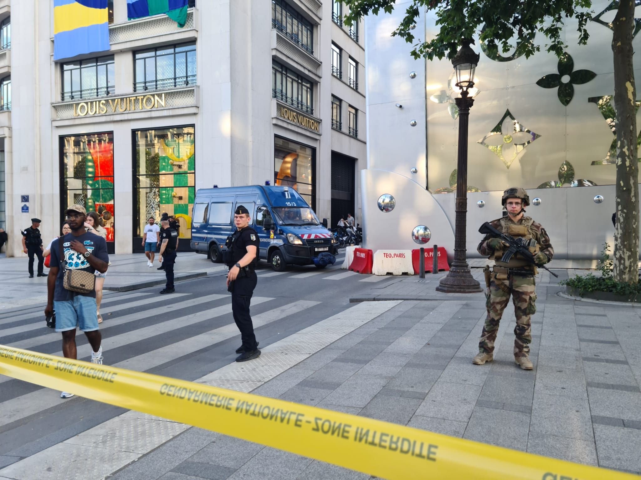 Paris VIIIe, ce jeudi soir. Un homme armé d'un couteau a attaqué un policier. Il a été blessé par balle par un jeune fonctionnaire récemment sorti d'école pour venir en renfort sur le dispositif des Jeux olympiques. LP/Cindy Bonnaud