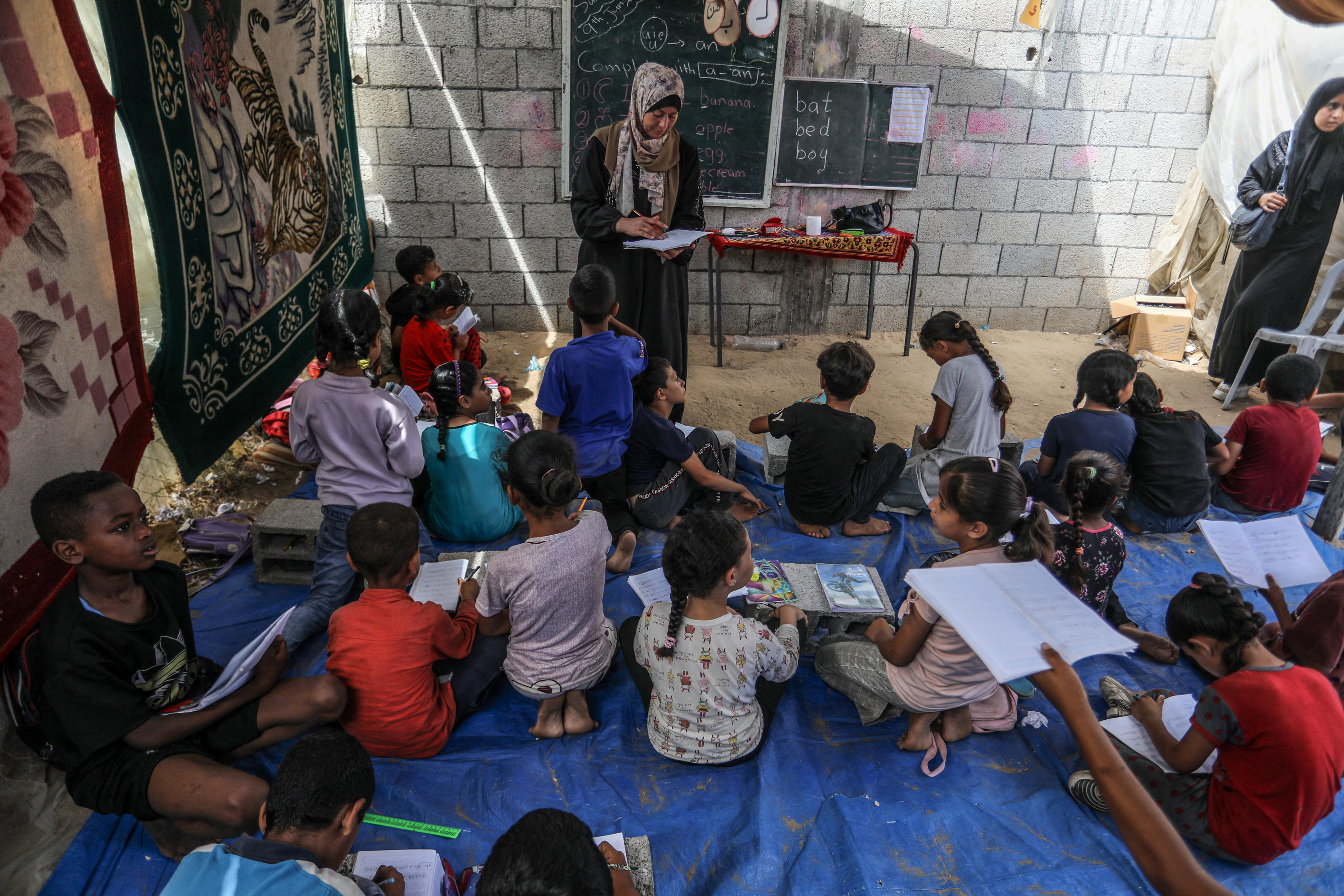 Une grande partie des établissements scolaires de la bande de Gaza ont été détruits ou endommagés depuis le début des opérations militaires israéliennes. Abed Rahim Khatib/Anadolu via AFP