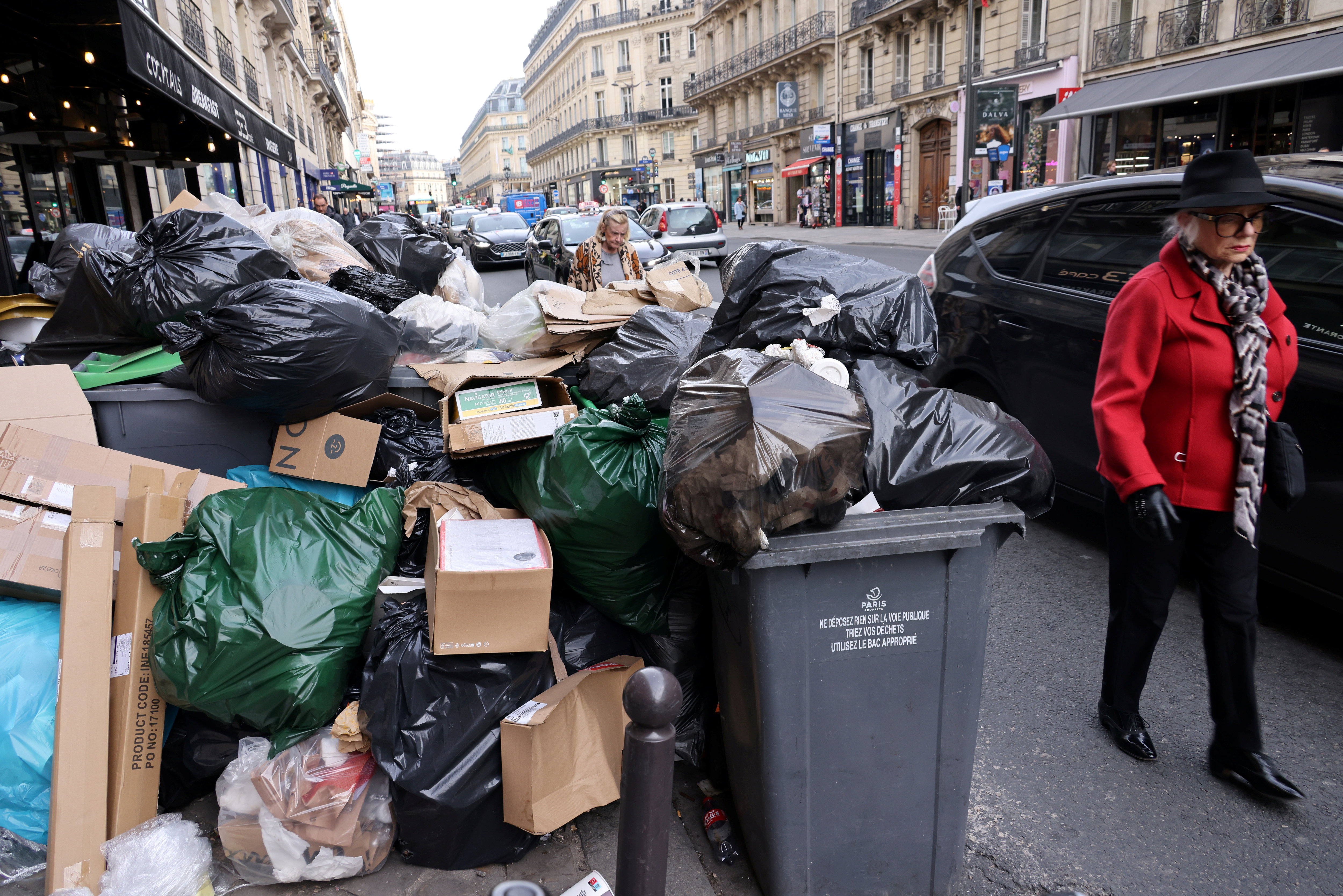 La mairie de Paris a annoncé ce vendredi que 10 000 tonnes de déchets s'accumulaient dans les rues de la capitale en raison du mouvement de grève des éboueurs. LP/Delphine Goldsztejn