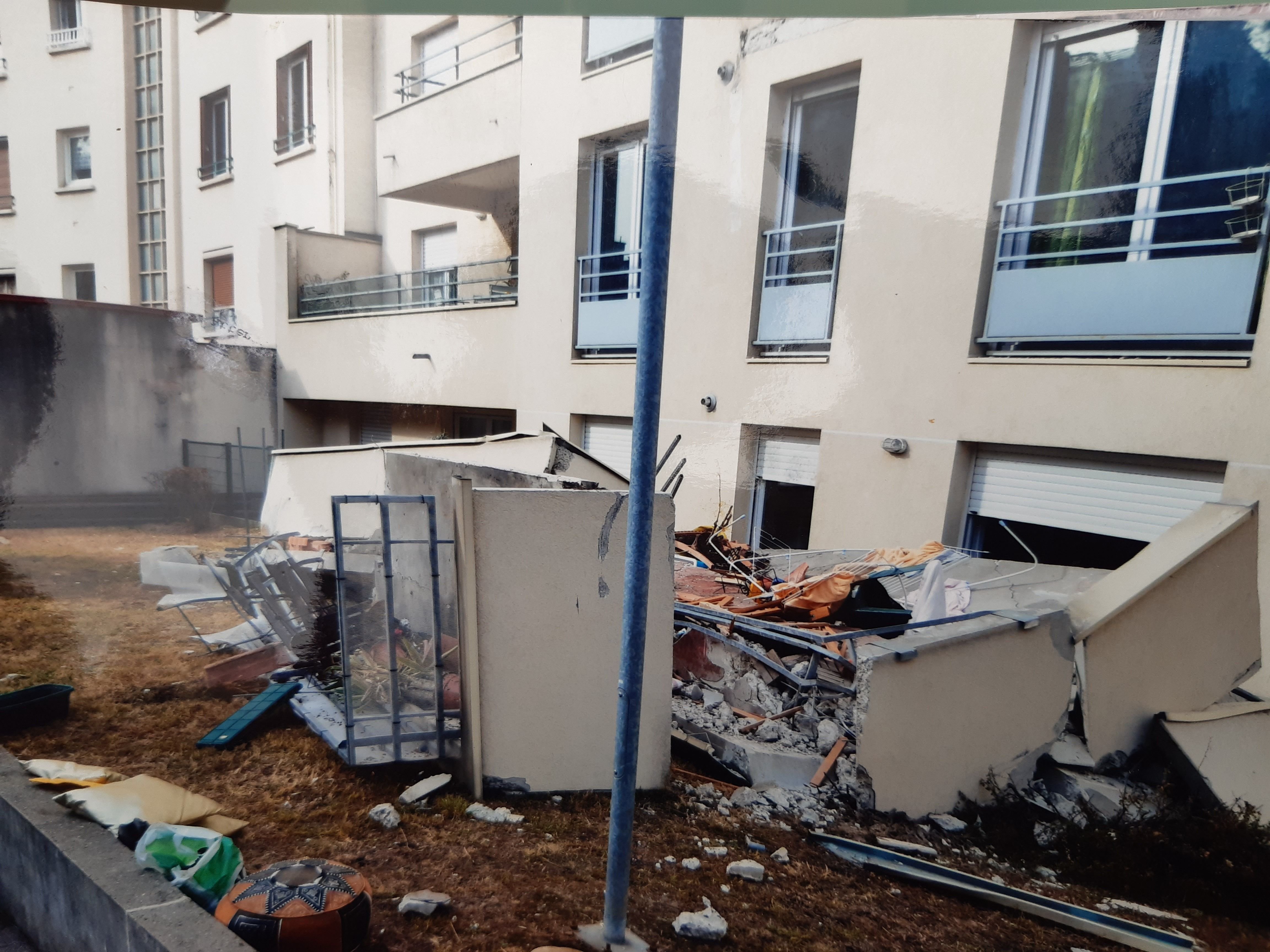 Montrouge (Hauts-de-Seine), septembre 2012. Le balcon du sixième étage était tombé, entraînant quatre autres balcons dans sa chute, dans la cour arrière du bâtiment situé au 101, rue Gabriel-Péri. Par miracle, personne n'avait été blessé. DR