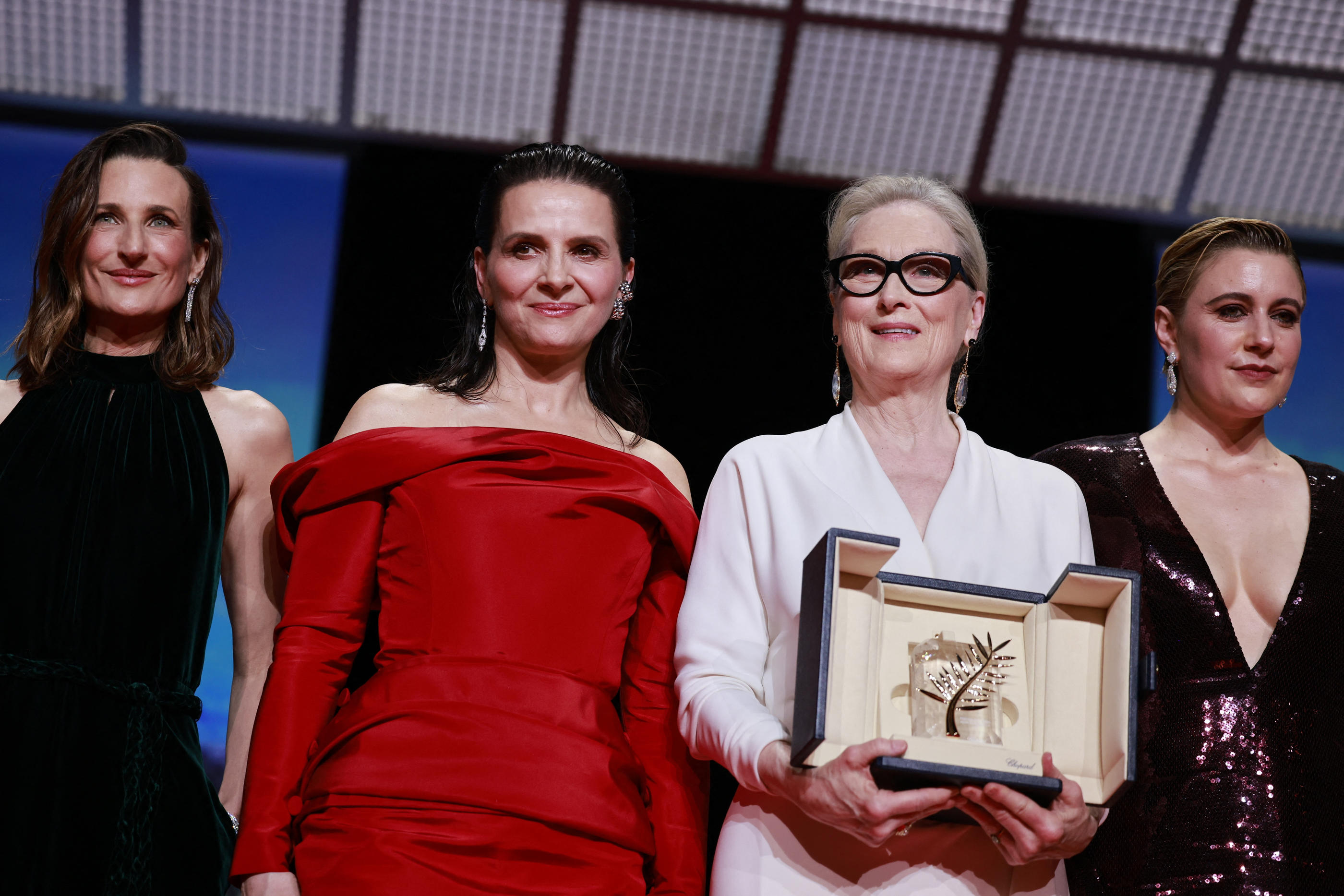 L'actrice Meryl Streep, récompensée d'une Palme d'Or d'honneur, avec Juliette Binoche (en rouge), Greta Gerwig, la présidente du Jury du 77ème Festival de Cannes et Camille Cottin (à gauche) lors de la cérémonie d'ouverture ce mardi 14 mai. REUTERS/Yara Nardi