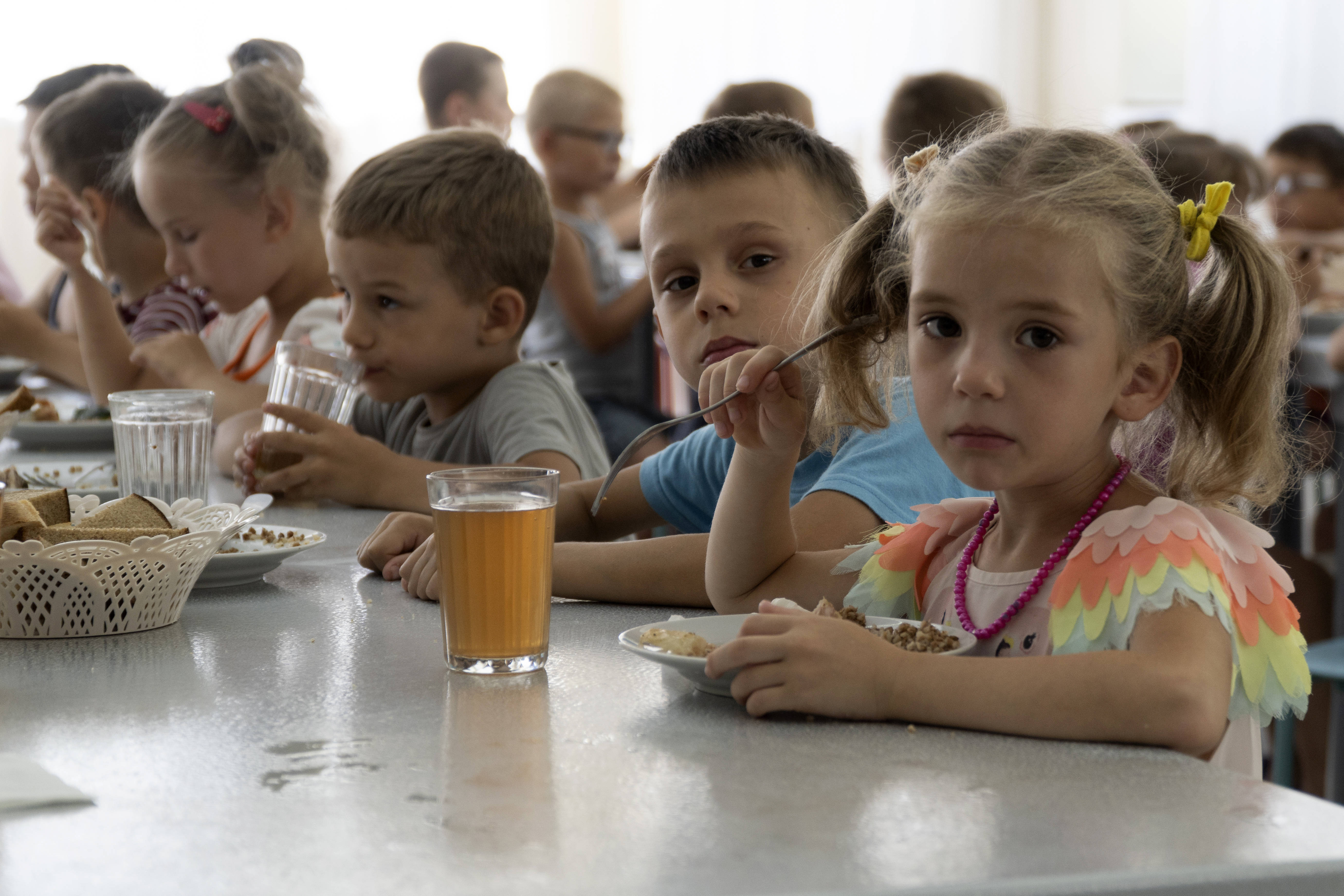Des enfants ukrainiens ont été déplacé en Russie, comme ici dans un camp à Zolotaya Kosa dans la région de Rostov, au sud-ouest du pays en juillet dernier. AP/SIPA