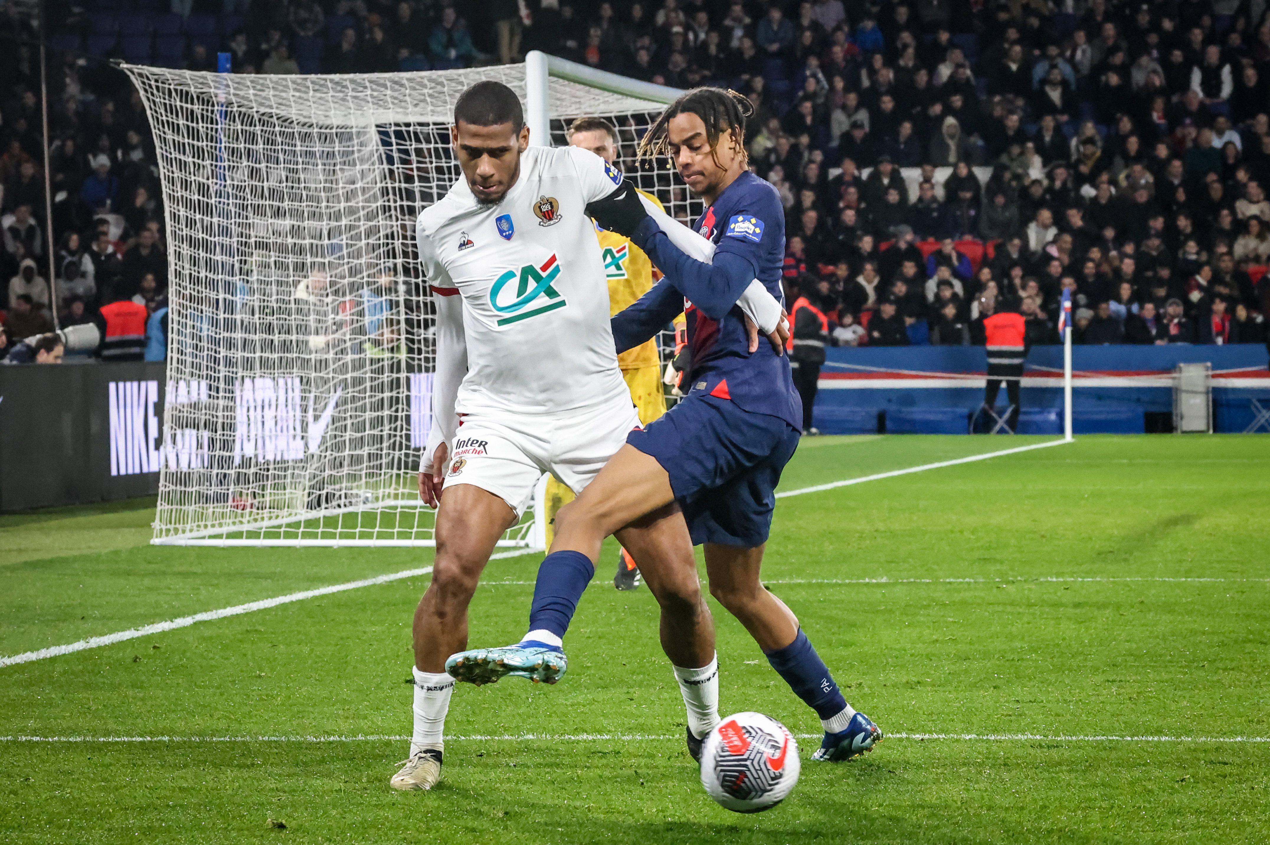 Jean-Clair Todibo et Bradley Barcola, au duel lors du dernier affrontement entre le PSG et Nice en Coupe de France, le 13 mars, doivent se recroiser prochainement en Ligue 1. Mais la date reste à définir. LP / Fred Dugit
