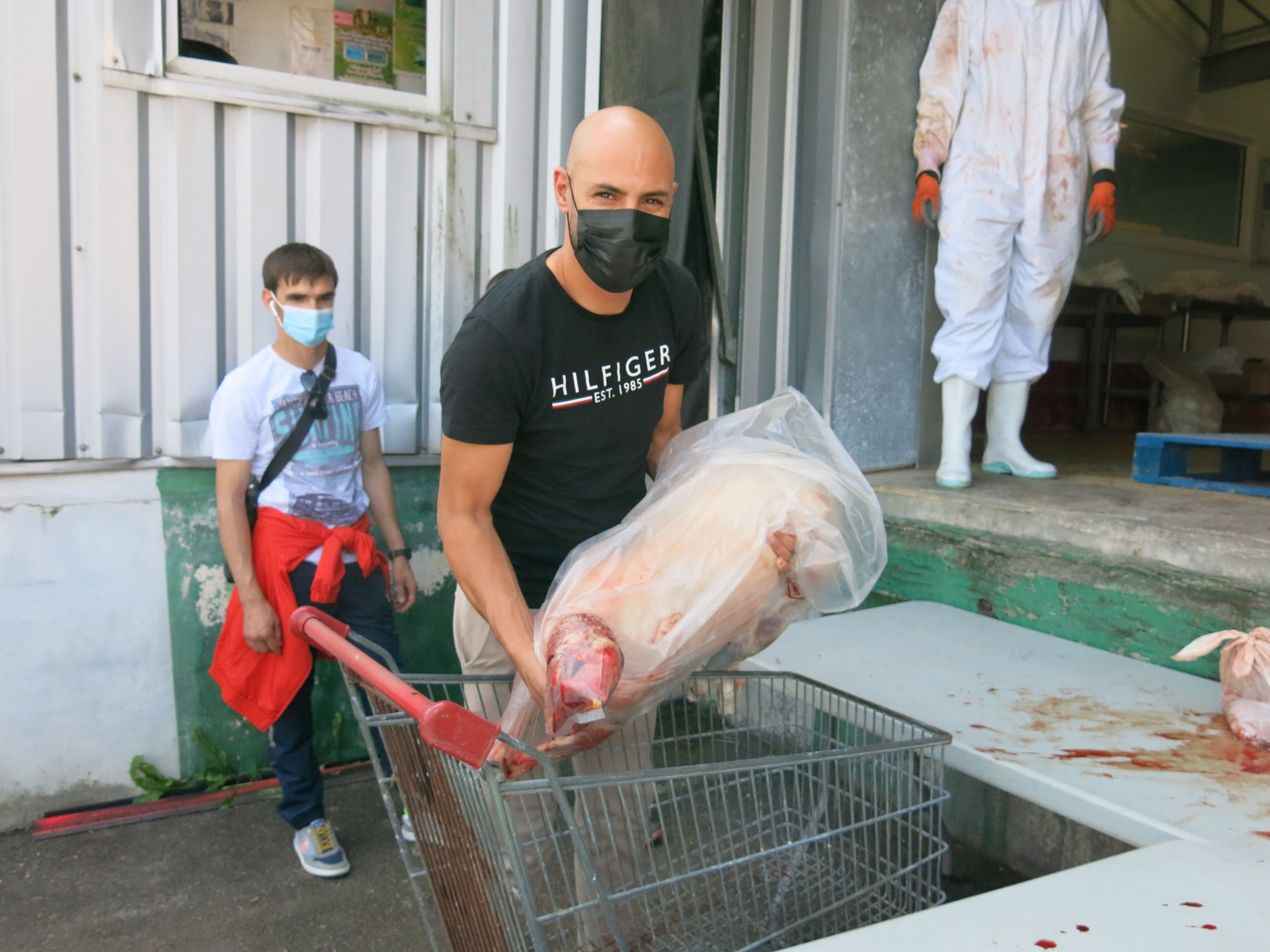 Montereau, ce mardi. Il y avait du monde à l'abattoir afin de récupérer le traditionnel agneau pour l'Aïd-el-Kebir, dont Omar, venu à l'abattoir avec sa fille, Raïhana. LP/Sébastien Blondé