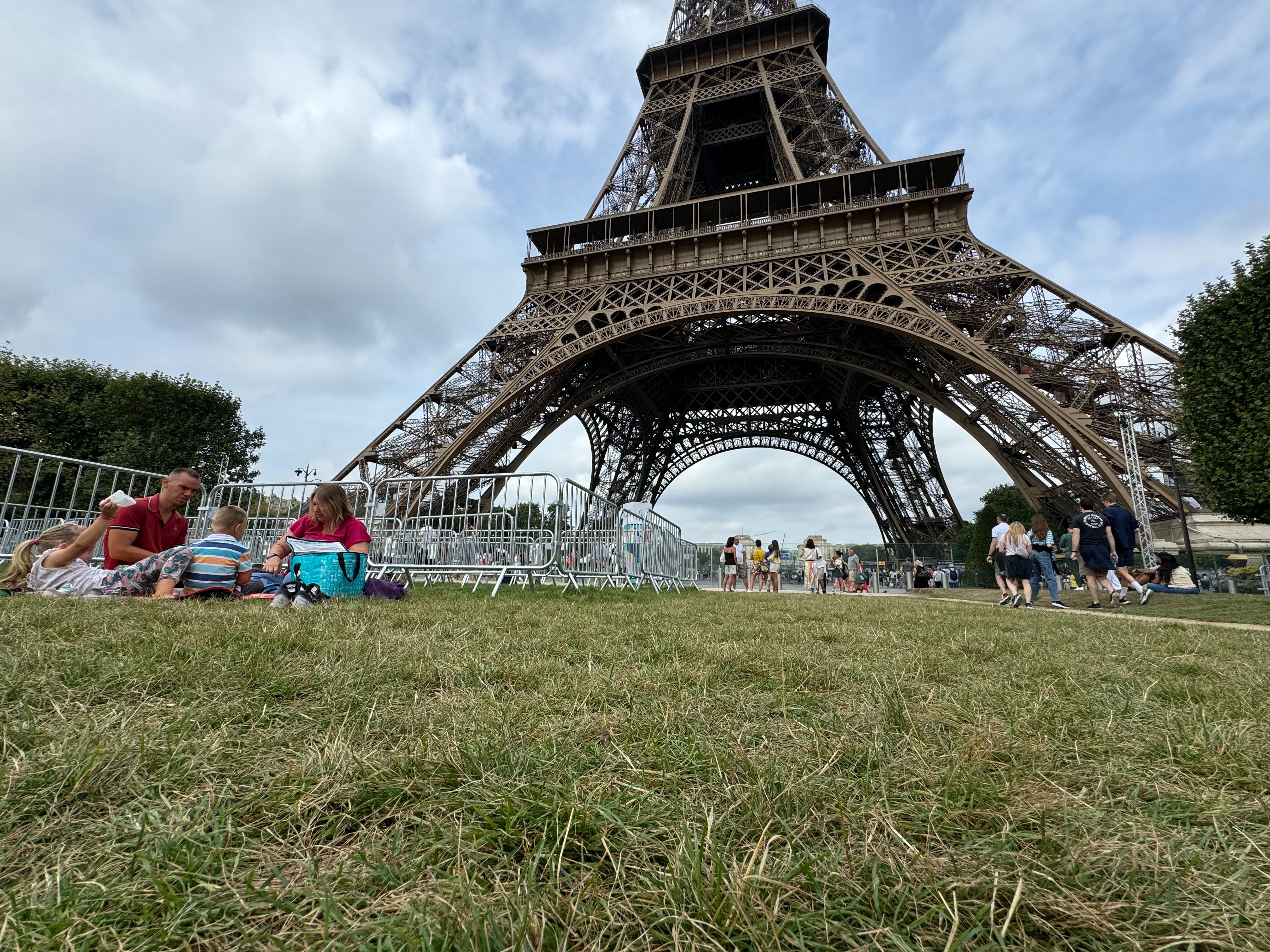 Paris, le 14 août. Un certain calme a gagné les abords de la tour Eiffel depuis la fin des épreuves et des familles en profitent pour pique-niquer. LP/Paul Abran