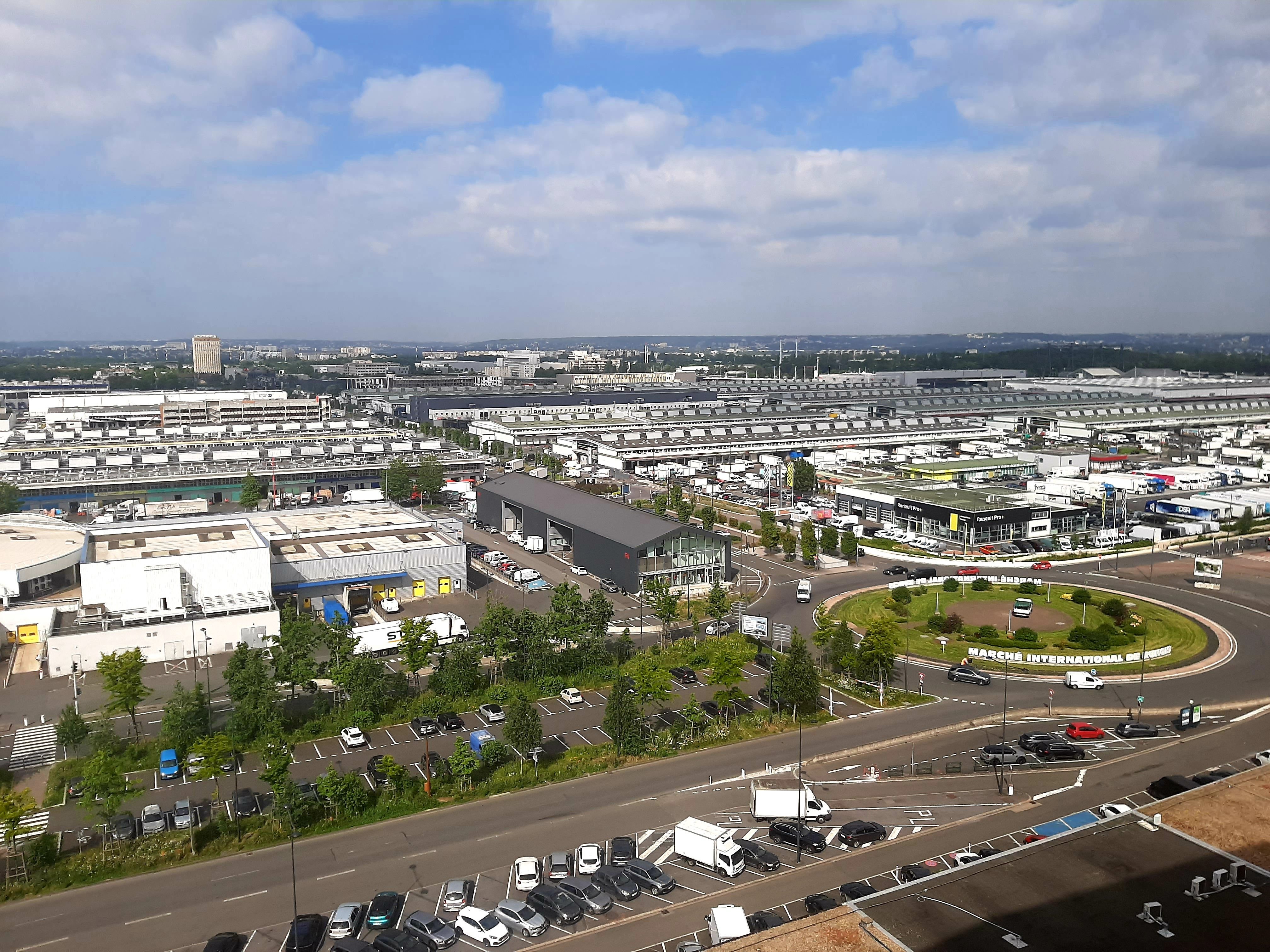 Rungis, le 6 juin 2024. La relais de la flamme des Jeux olympiques Paris 2024 doit passer par ce grand rond-point près du siège de la Semmaris, puis rejoindre l'avenue de Flandres et l'avenue de Normandie. LP/Marine Legrand