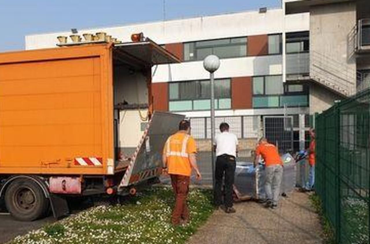 <b></b> Le Mée-sur-Seine, vendredi. Vingt lits ont été acheminés au collège Elsa-Triolet par des agents du conseil départemental.