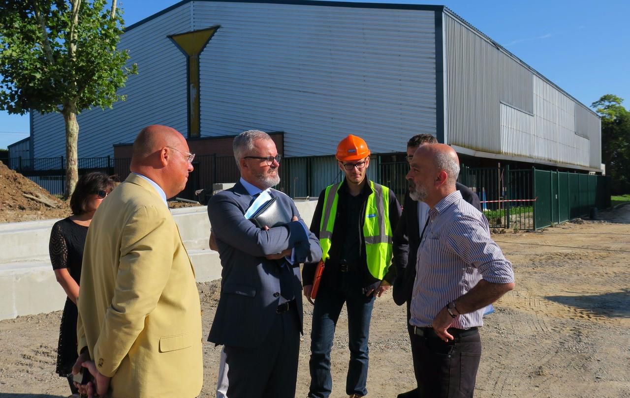 <b></b> Claye-Souilly, mardi 22 août 2017. Le vice-président en charge des bâtiments, Bernard Cozic (au centre) a visité les collèges des Tilleuls à Claye-Souilly, où le conseil départemental a investi 400 000 euros pour des travaux de rénovation cet été. 