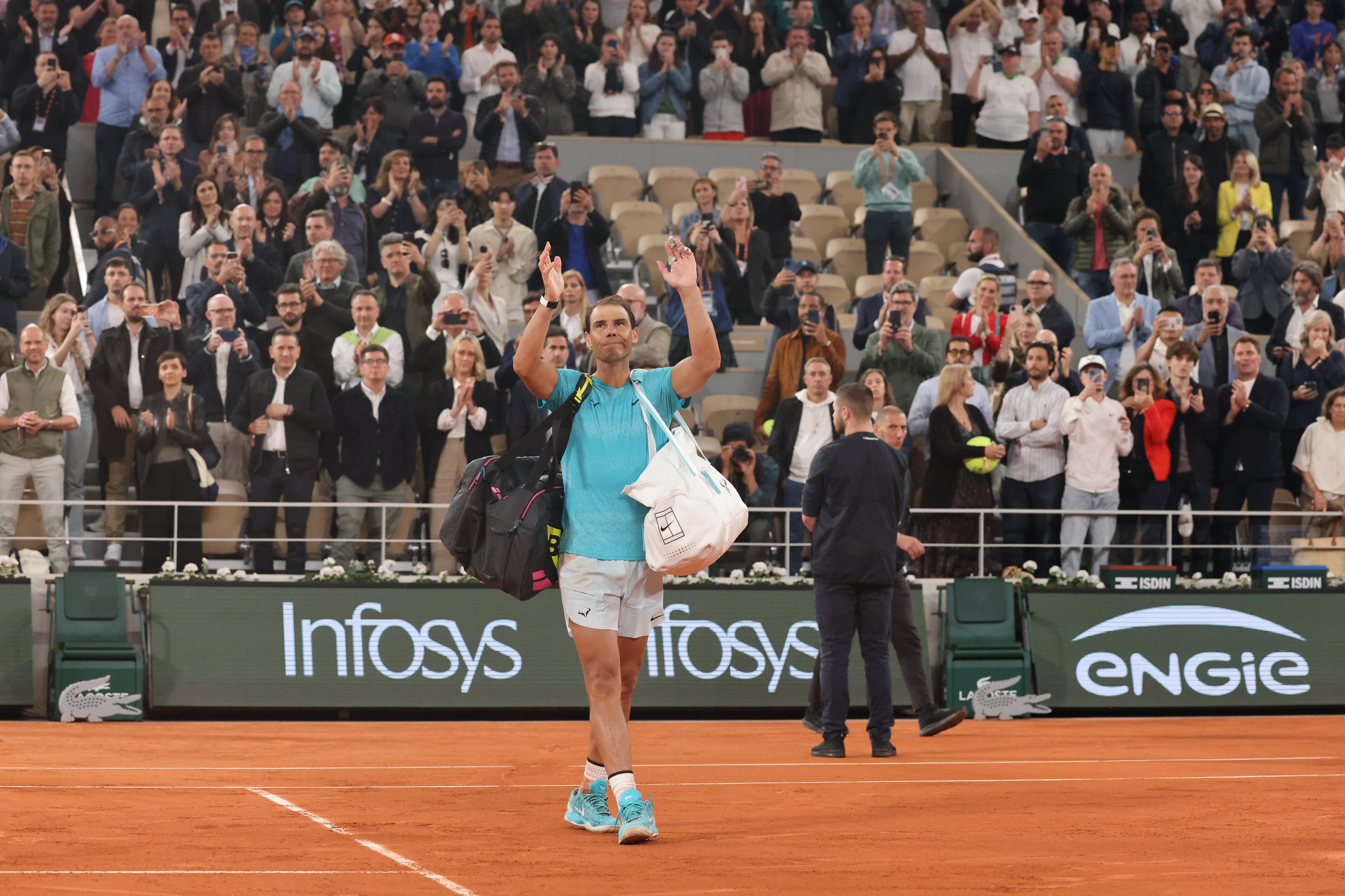 Rafael Nadal salue le public de Roland-Garros après sa défaite face à Zverev ce lundi 27 mai 2024. Pour la dernière fois ? LP/Olivier Lejeune
