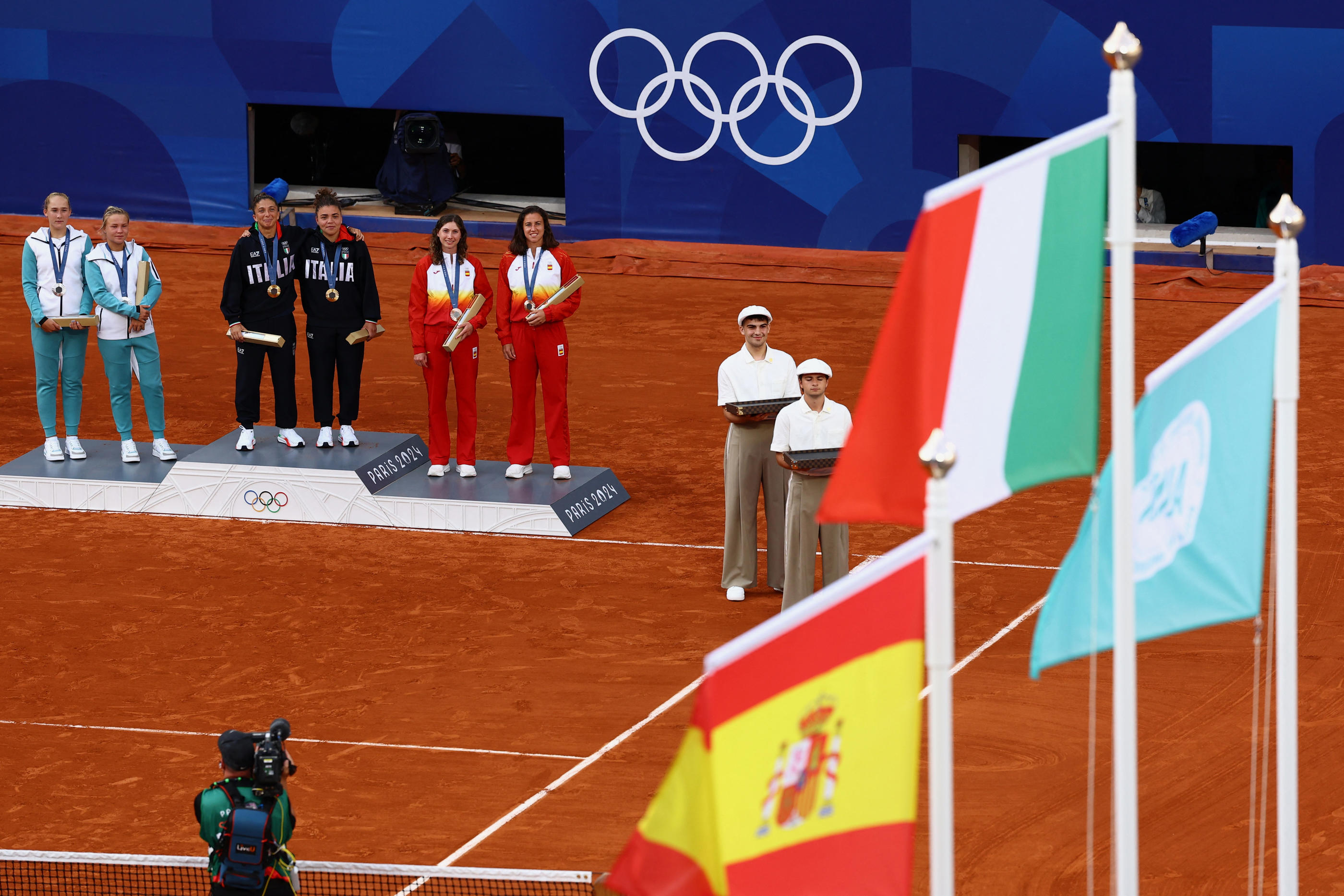 Pas de drapeau russe ce dimanche pour les médaillées d'argent en double au tennis, Mirra Andreeva et Diana Shnaider. Reuters/Edgar Su