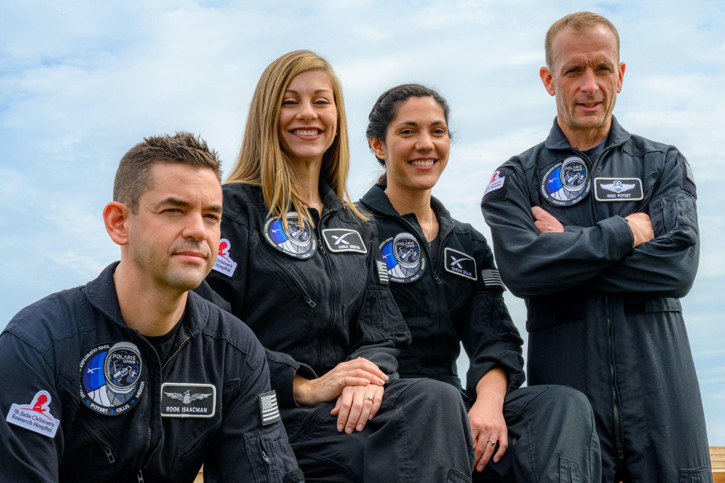 Le milliardaire Jared Isaacman sera accompagné des ingénieurs de SpaceX Anna Menon et Sarah Gillis, et du pilote Scott Poteet (de g. à dr.). AFP/John KRAUS/Polaris Program