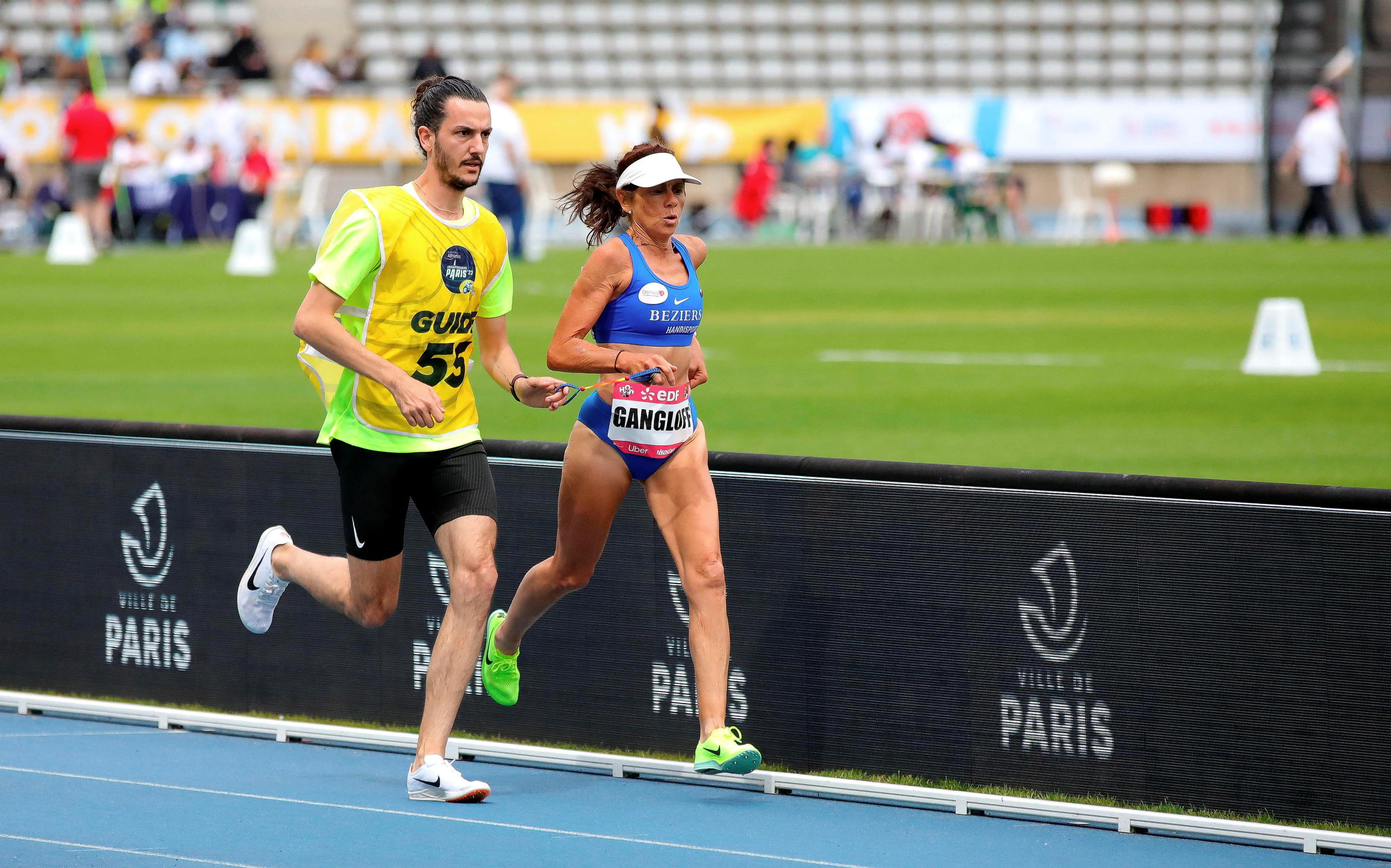 À 59 ans, Rosa Murcia-Gangloff est la doyenne de l'équipe de France. Avec son guide Mathieu Leroux, elle participe à l'épreuve du marathon T12 ce 8 septembre. Francois Loock/Alamy Live News Abaca