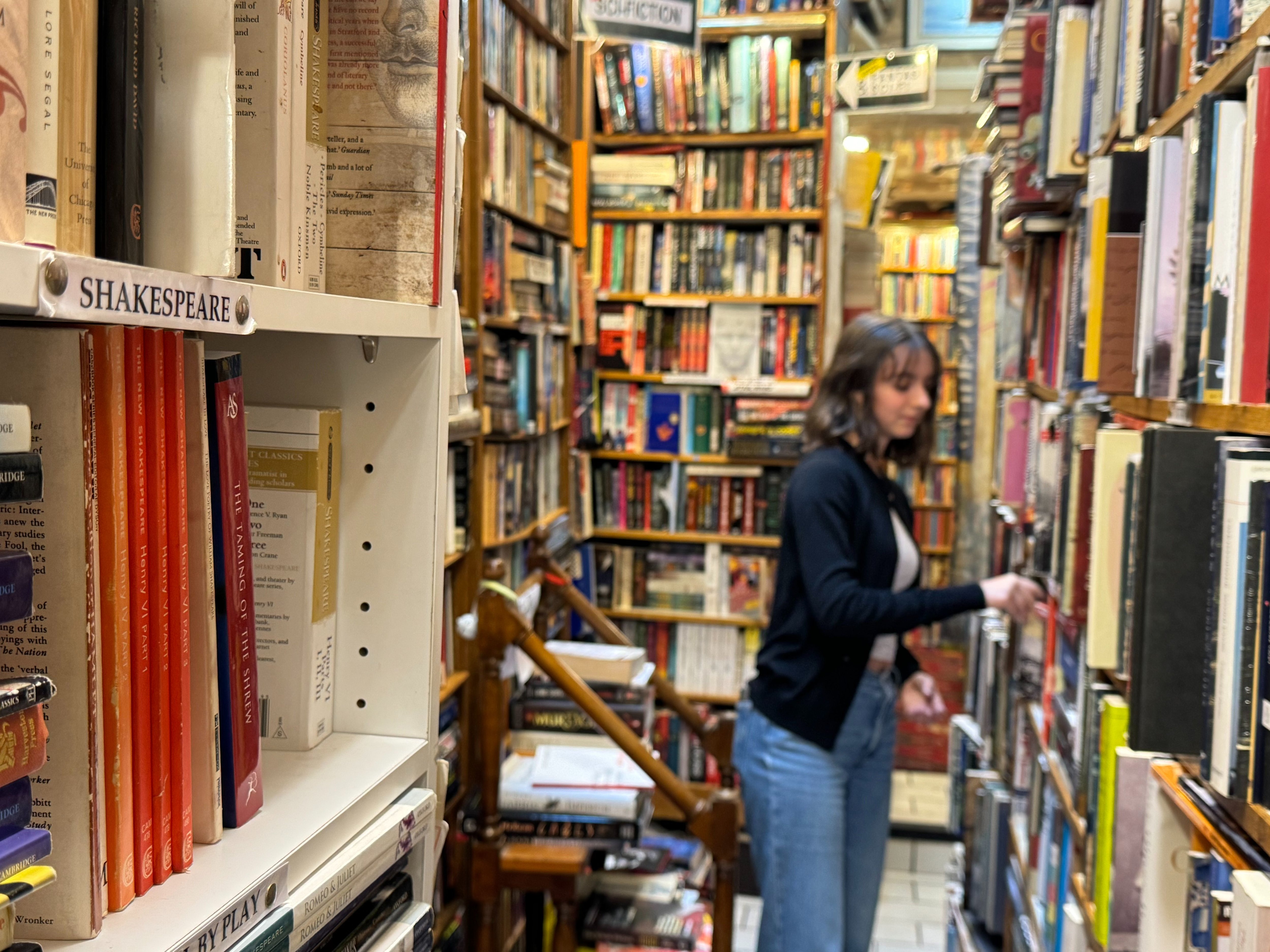 Paris (Ve), le 8 février. The Abbey Bookshop, magasin de livres anglo-saxons, a ouvert ses portes il y a 35 ans rue de la Parcheminerie. LP/Paul Abran