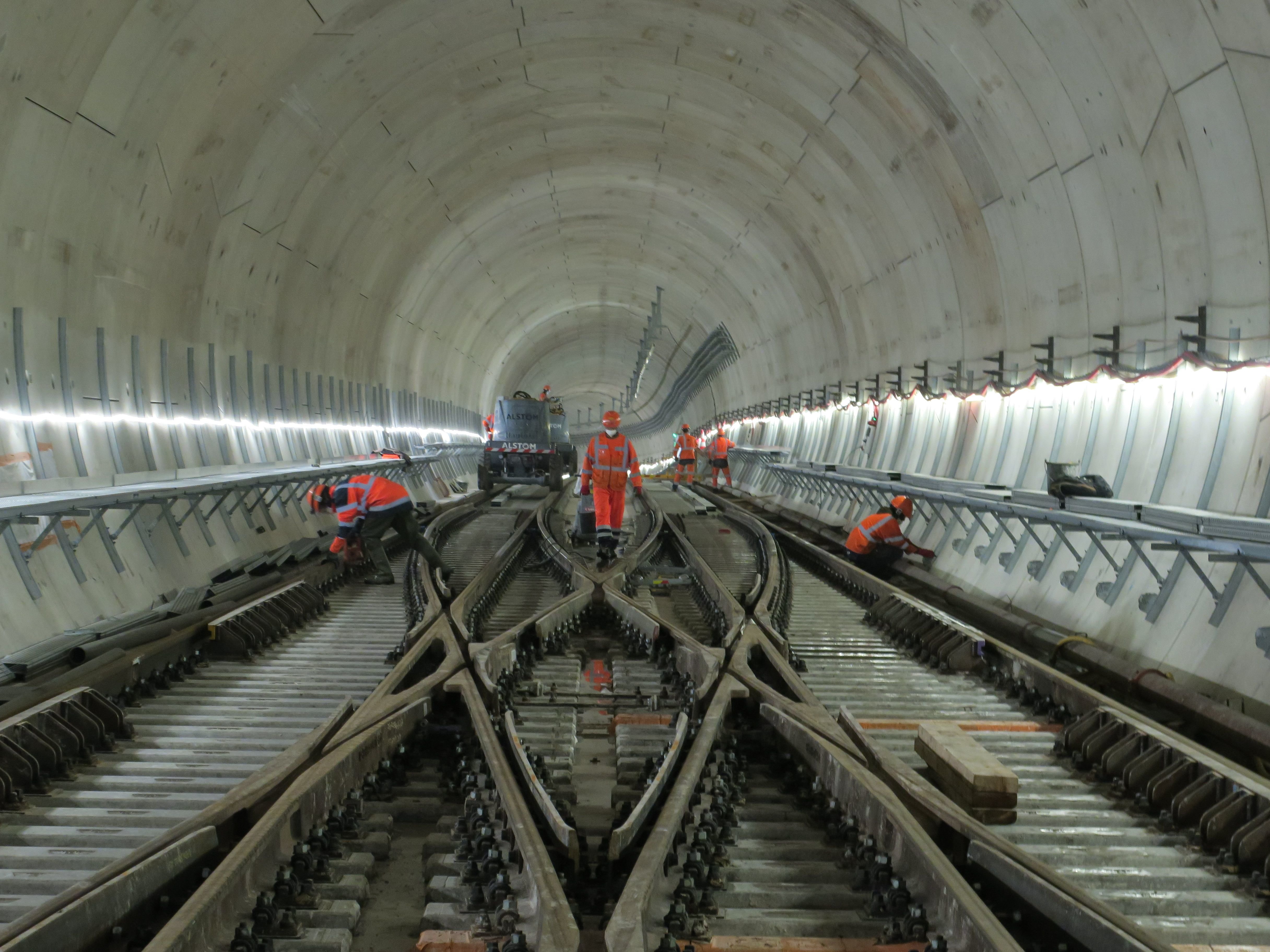 Champigny, le 19 août 2021. La pose des rails et autres équipements du tunnel est déjà bien avancée entre la ligne 15 Sud et le centre de maintenance et d'exploitation des rames de Champigny. LP/Laure Parny