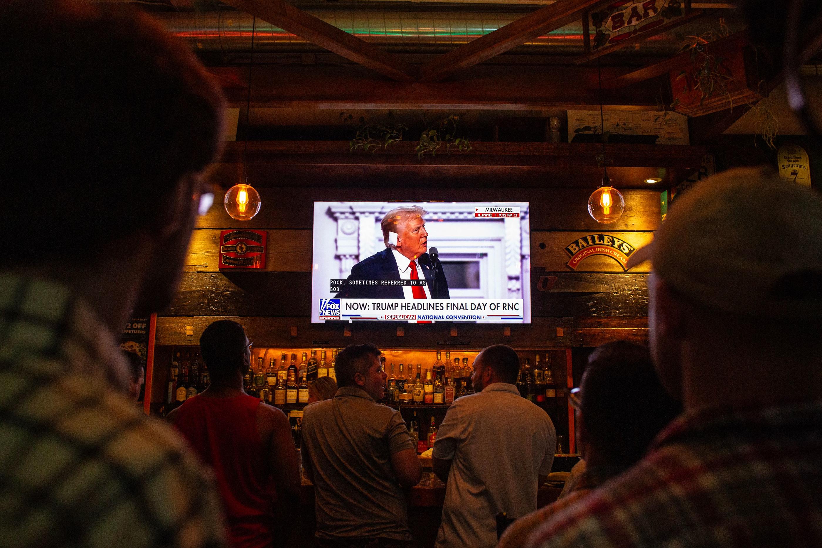 18 juillet, Milwaukee, Wisconsin. Des clients d'un bar regardent le discours de Donald Trump lors de son investissement par le Parti républicain comme candidat pour l'élection présidentielle. Jim Vondruska/Getty Images