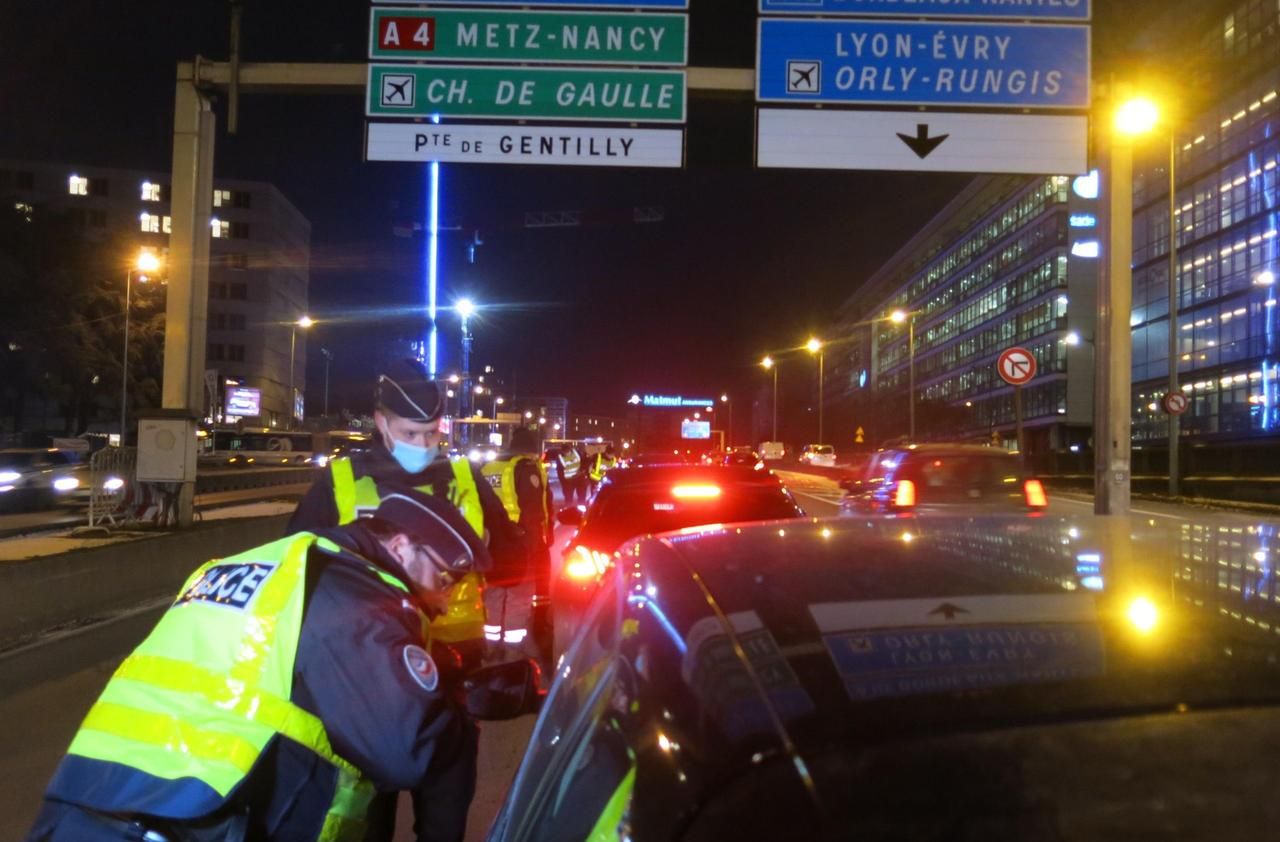 <b></b> Paris (14e), vendredi soir. Plus de 800 policiers et gendarmes ont été mobilisés à Paris et en Ile-de-France pour contrôler le respect des règles sanitaires lors du premier week-end de départs en vacances.