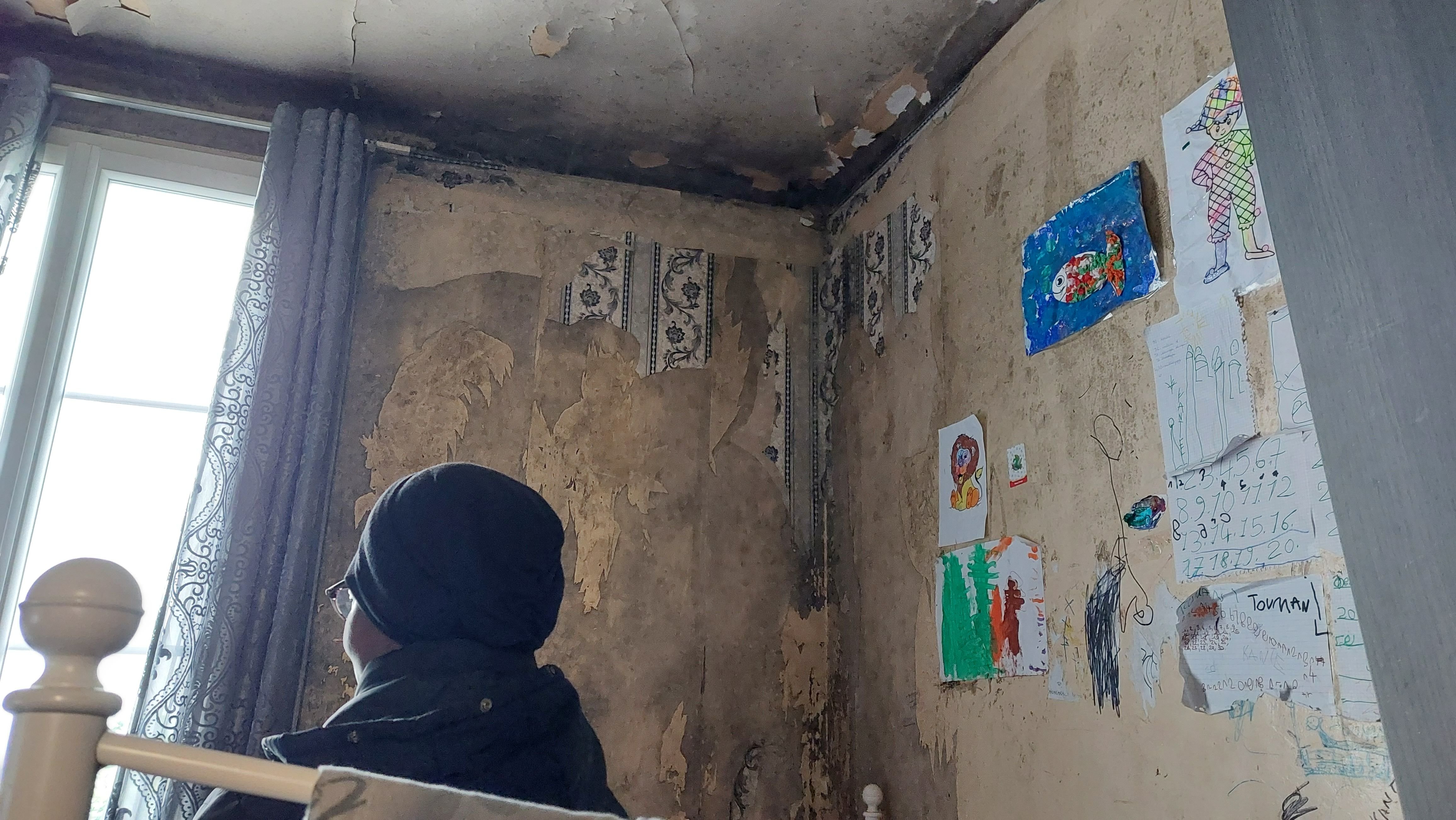 Ansières (Hauts-de-Seine), avril 2023. Mama, 43 ans, vit avec ses trois enfants dans un studio de 19 m2 insalubre. Malgré son statut Dalo (droit au logement opposable) depuis 2016 elle n'a toujours pas été relogée. LP/A.-S.D.