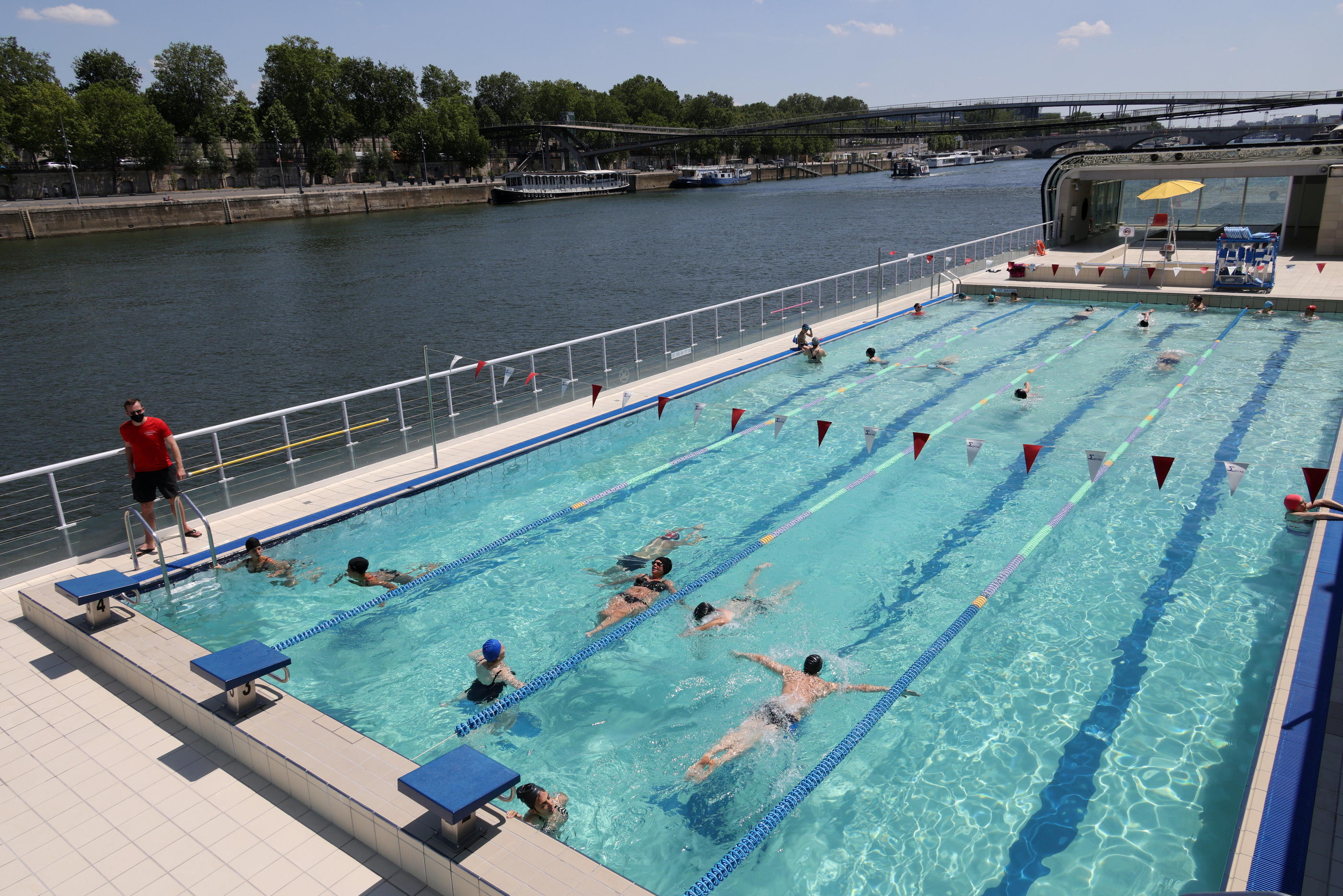 En bord de Seine, la piscine Joséphine Baker, dans le XIIIe arrondissement de Paris, offre une vue magnifique sur le fleuve. LP/Delphine Goldsztejn