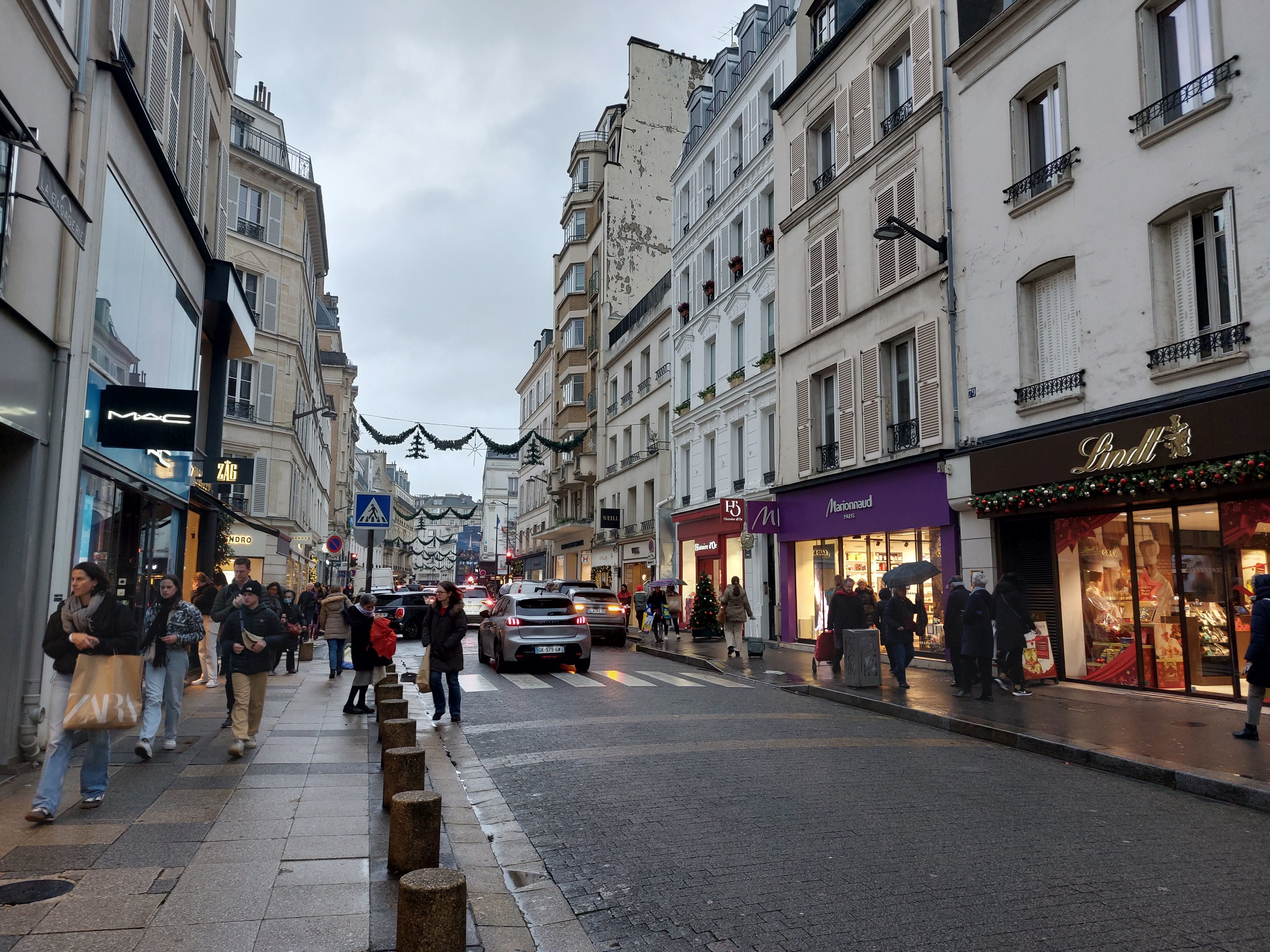 Paris (XVIe), jeudi 21 décembre. La très commerçante rue de Passy, proche de Trocadéro, fait partie des secteurs les plus prisés. LP/ A.-L. A.