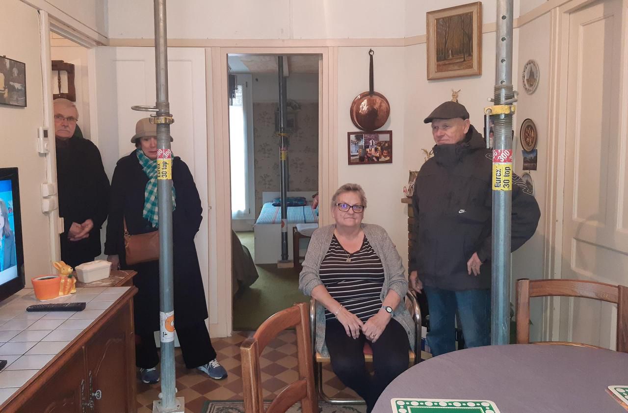 <b></b> Jeannine, 79 ans, sous ses étais dans son HLM Porte de Vanves, entourée de locataires, Claude et Jean-Claude Egloff, également président de l’association des locataires.
