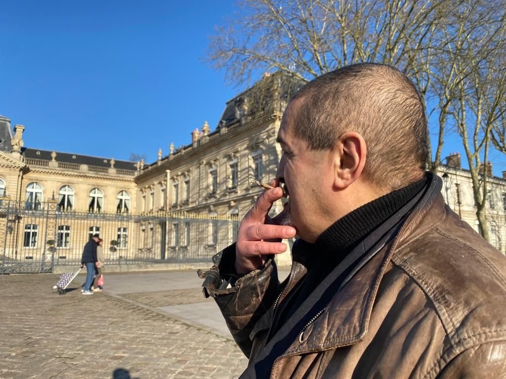 Versailles (Yvelines), le mardi 7 février 2023. Abdelhak, fumeur de 62 ans, ne savait rien de la campagne de sensibilisation de la mairie. LP/Mathilde Debarre