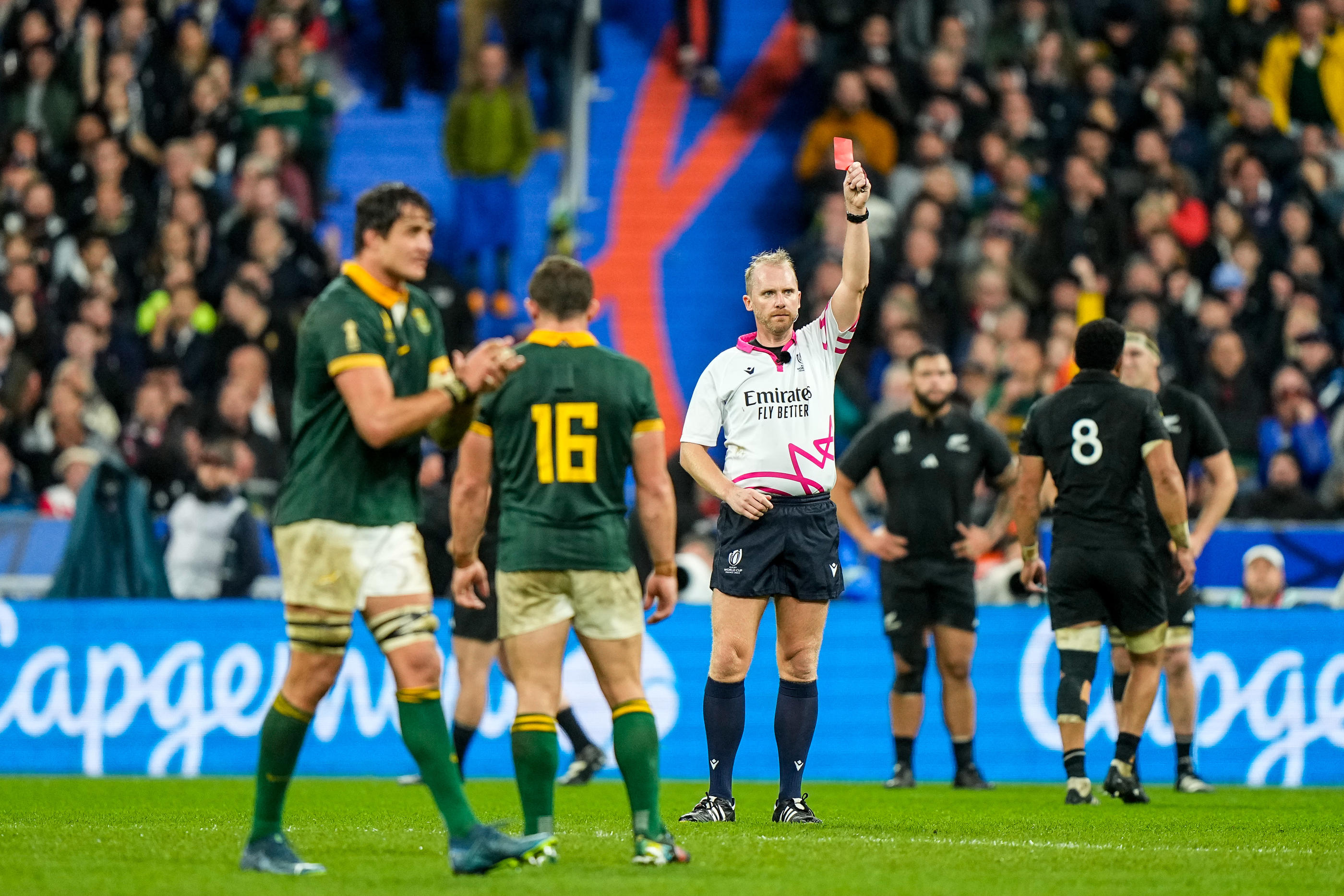 L'arbitre Wayne Barnes avait infligé un carton rouge au capitaine néo-zélandais Sam Cane lors de la finale de la Coupe du monde remportée par l'Afrique du Sud le 28 octobre dernier. Icon Sport/Hugo Pfeiffer
