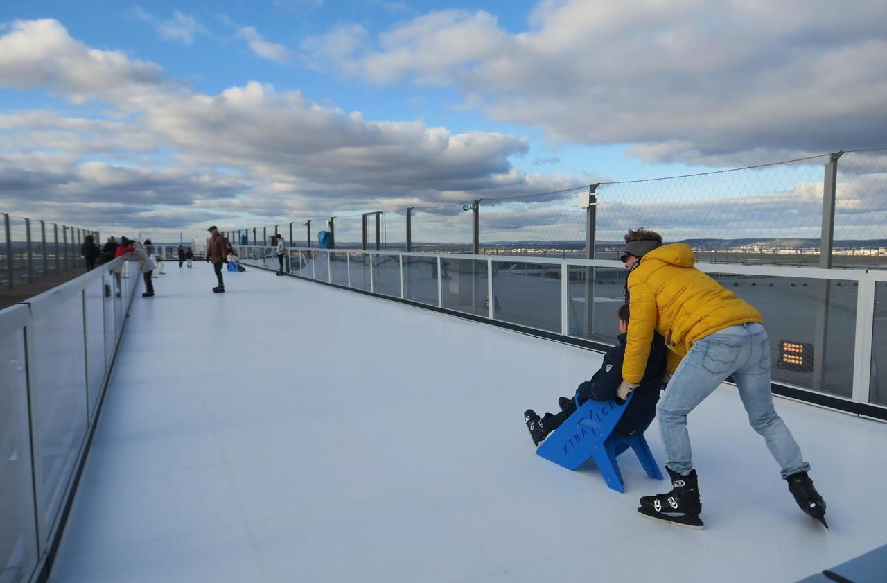 <b></b> La Défense. La patinoire du toit de la Grande Arche culmine à 110 mètres et est ouverte jusqu’à dimanche 5 janvier.