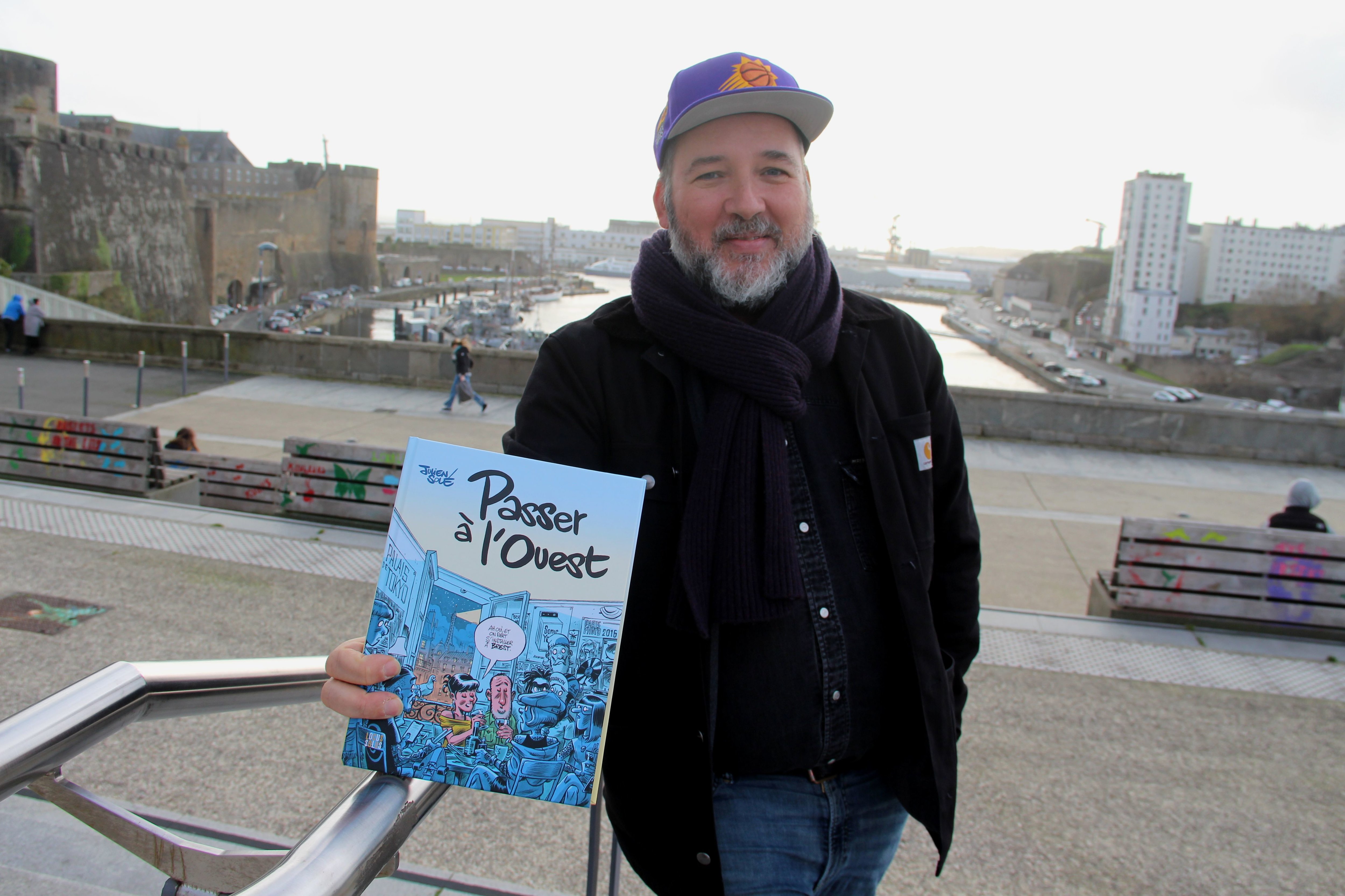 Julien Solé, dessinateur et auteur de BD, vient de publier, chez Locus Solus, éditeur basé dans le Finistère, "Passer à l'Ouest", qui raconte son installation à Brest avec toute sa famille... LP/Nora Moreau