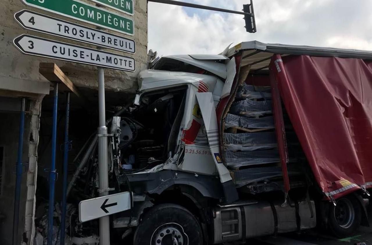 <b></b> Jaulzy, ce jeudi matin. Un accident grave s’est produit sur la N31 entre deux camions. L’un d’eux a foncé dans un restaurant.