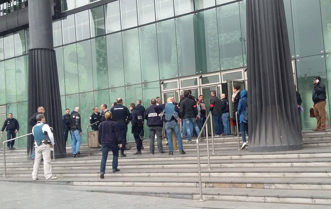 <b></b> Melun, vendredi 17 mars 2017. Des heurts ont encore éclaté sur le parvis du palais de justice, au deuxième jour du procès de Rachid O., jugé devant la cour d’assises de Seine-et-Marne. 