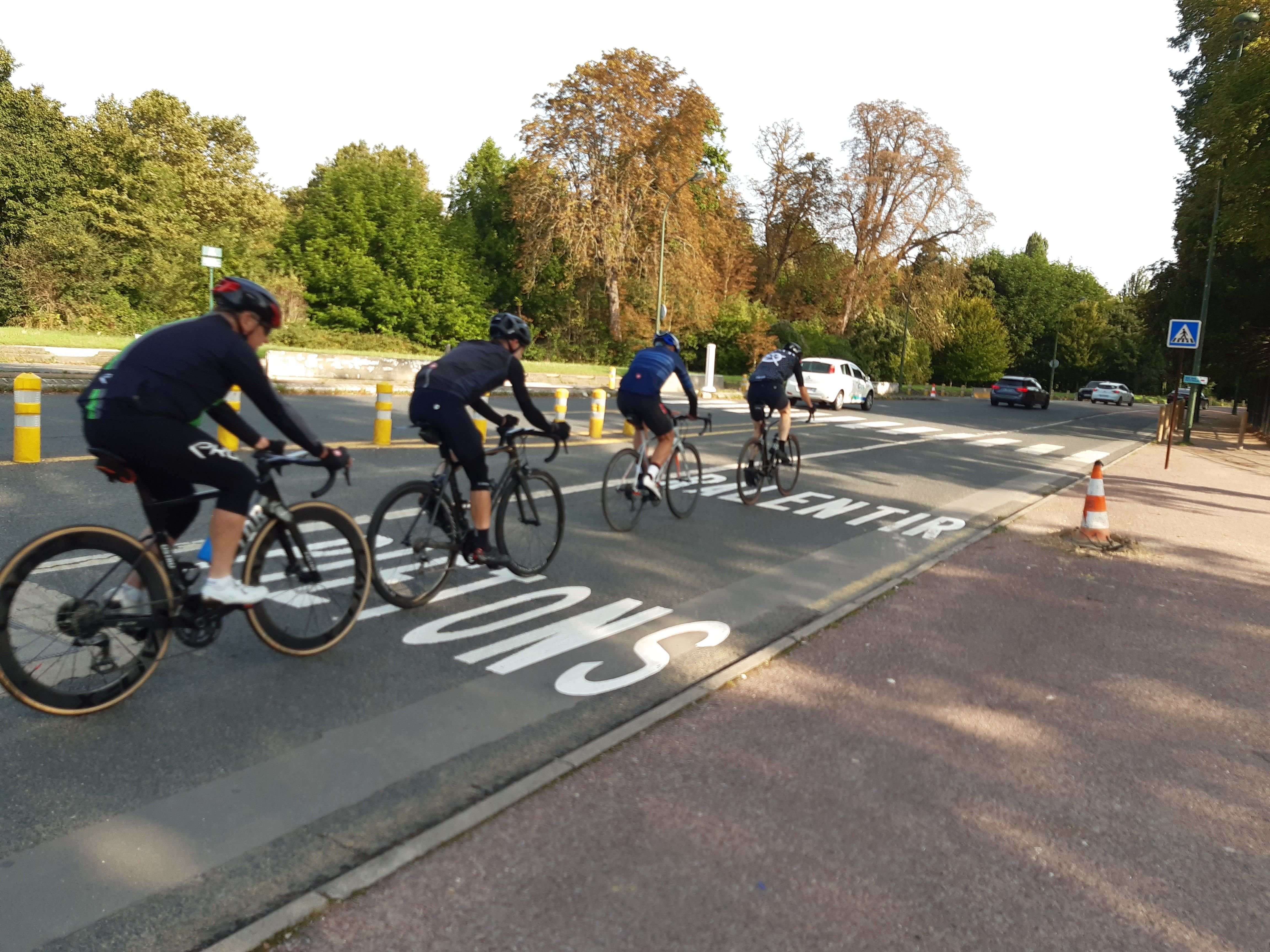 Paris (XVIe), 10 septembre. Quarante et un marquages «Ralentir piétons» ont été peints sur l'anneau... de vitesse de Longchamp réservé aux cyclistes. LP/Marjorie Lenhardt