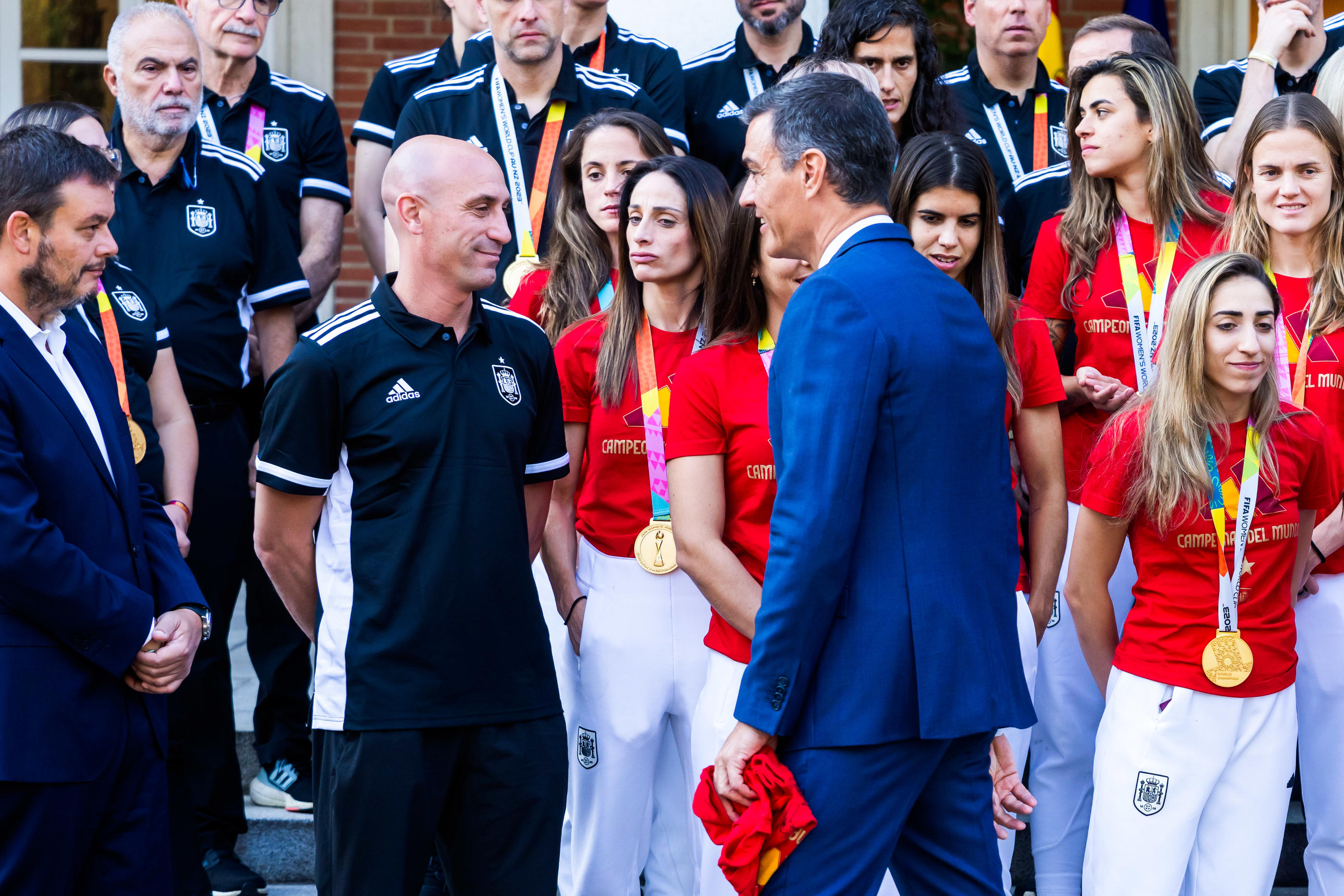Le premier ministre espagnol, Pedro Sanchez (à droite), est une fois encore venu au soutien des joueuses espagnoles championnes du monde face à l'attitude de Luis Rubiales (au centre, les mains dans le dos). Photo Icon Sport