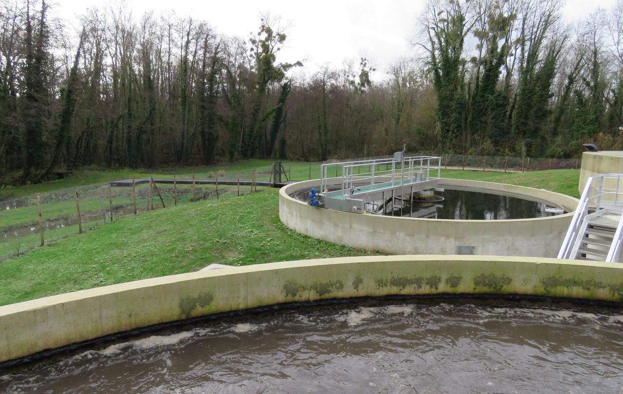 <b></b> Le Val-Saint-Germain, ce mardi 4 décembre 2018. La nouvelle station d’épuration va assurer le traitement des eaux usées des habitants de Saint-Cyr-sous-Dourdan et du Val-Saint-Germain. L’eau boueuse (au 1<sup>er</sup> plan) est clarifiée (au 2<sup>e</sup> plan) avant d’être rejetée dans la zone humide (au 3<sup>e</sup> plan).