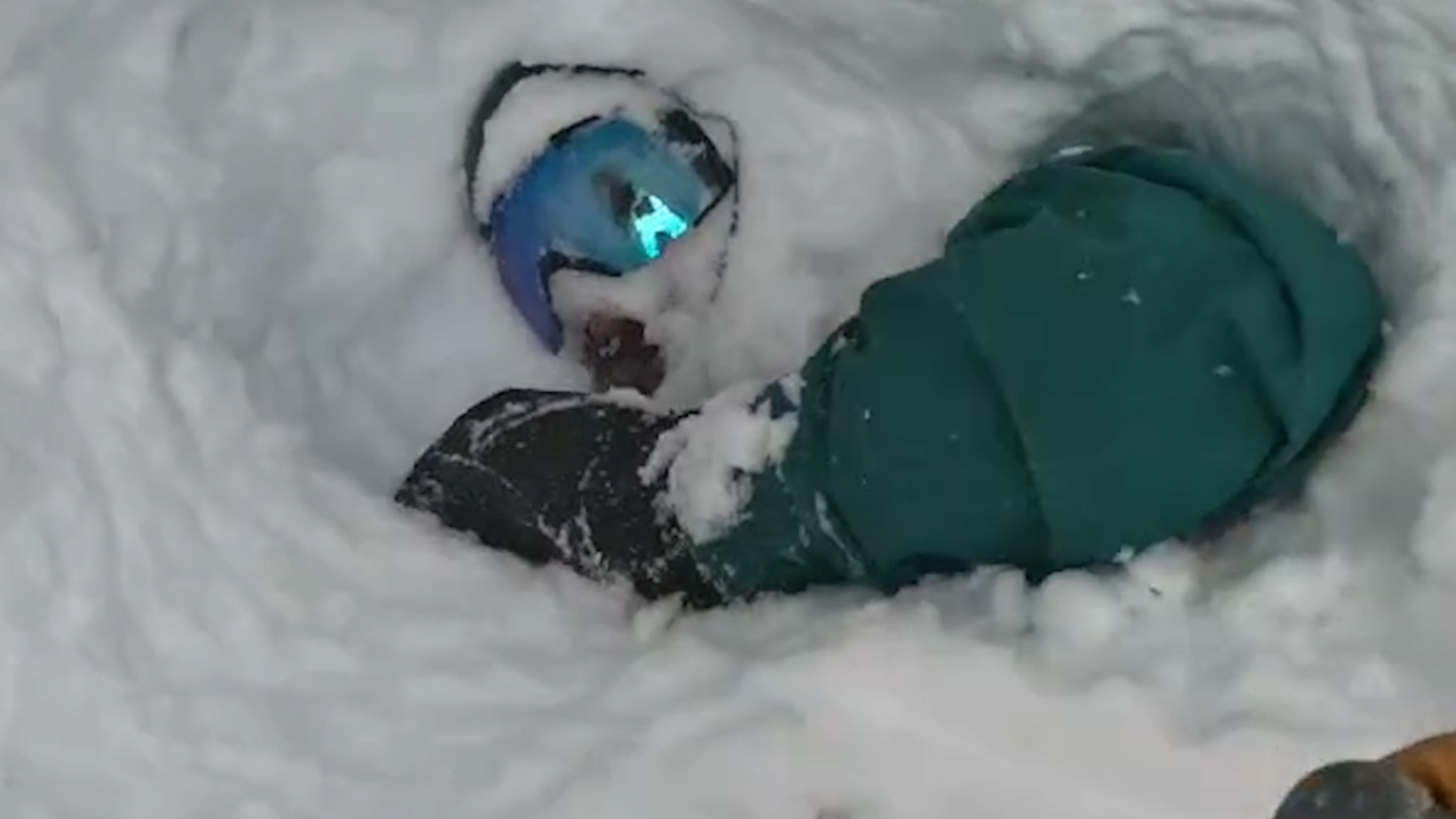 Ce snowboarder a sans doute eu la peur de sa vie avant qu'un skieur arrive et le sauve