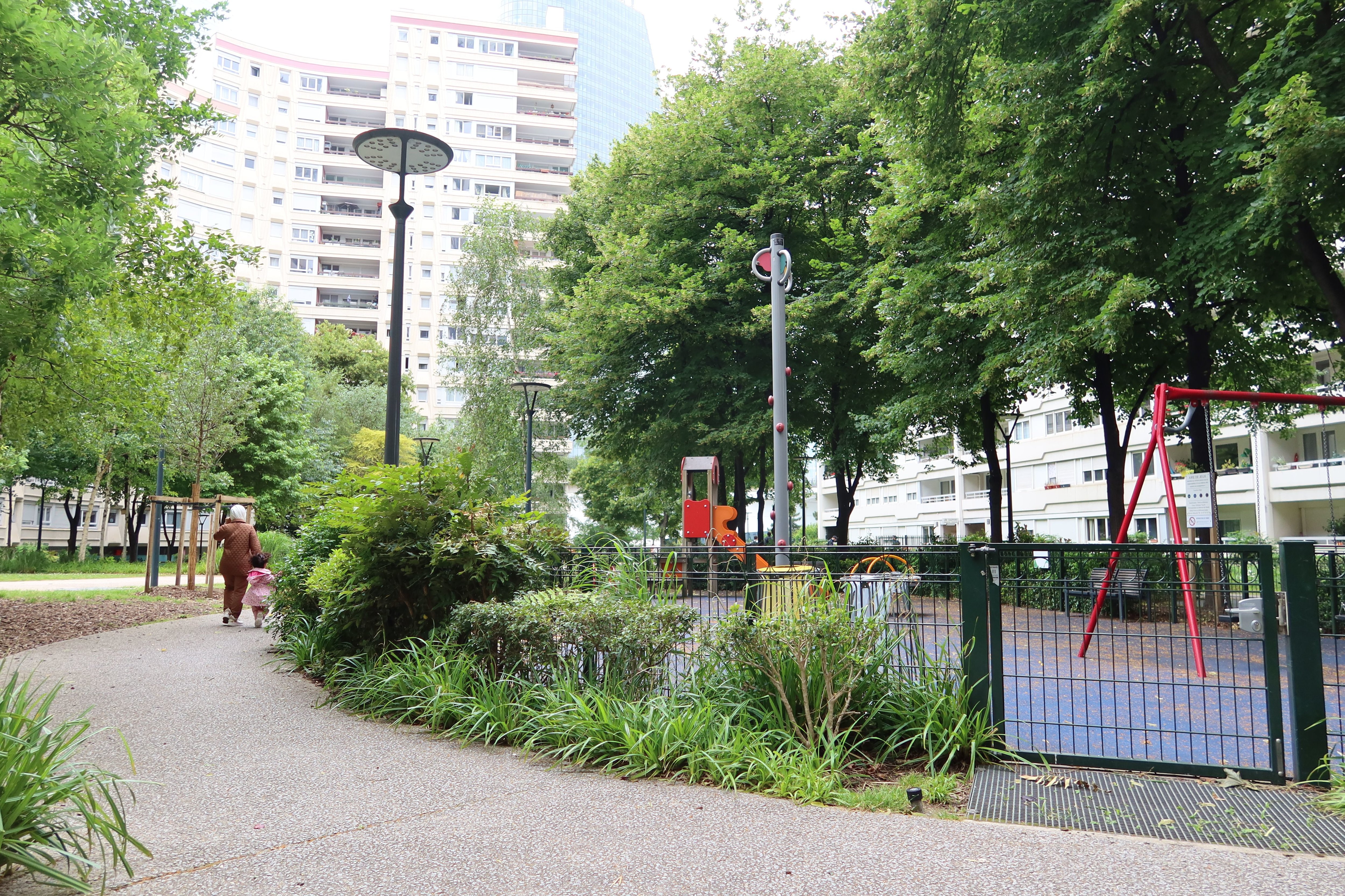 Courbevoie, ce mercredi. La victime a été approchée par les trois suspects alors qu'elle se trouvait au square Henri Regnault. LP/Benjamin Derveaux