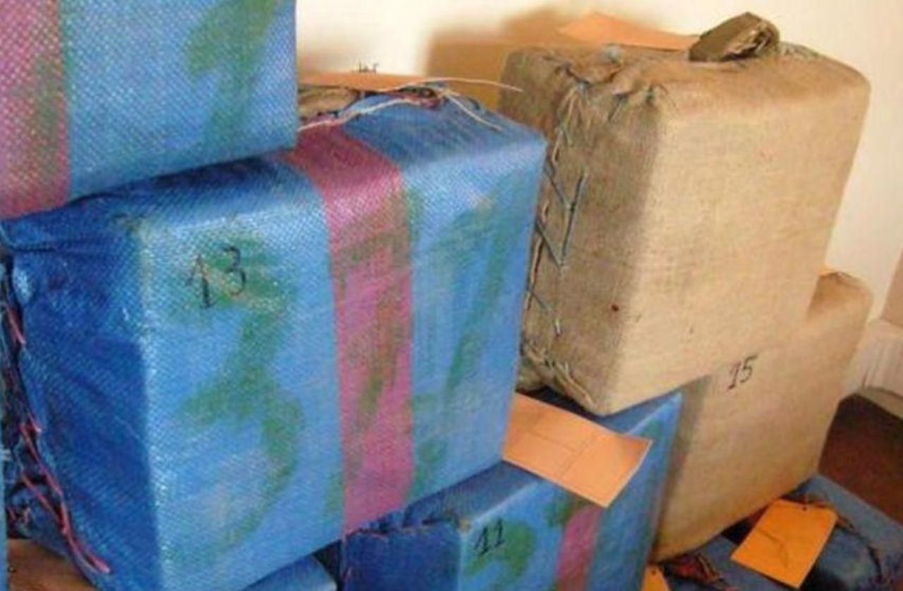 La drogue importée depuis l'Espagne était cachée derrière des oignons et conditionnée en « valises marocaines » similaires à celles-ci (Illustration). Gendarmerie nationale