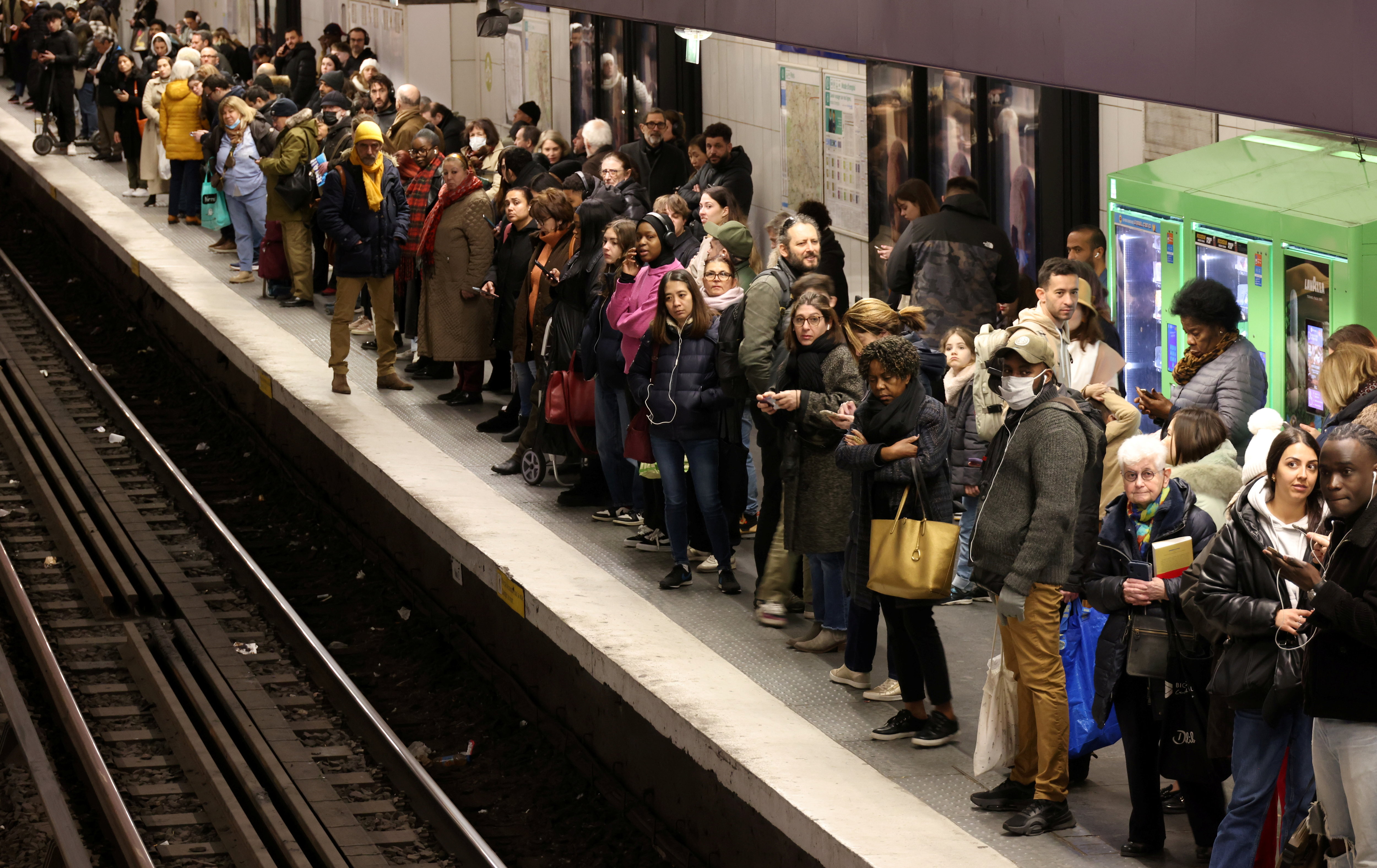 Avec un matériel roulant vieillissant, la ligne 8 du métro – qui traverse la capitale depuis Balard (XVe) jusqu'à Créteil (Val-de-Marne) – affiche un taux de ponctualité d'à peine 82 % (Illustration). LP/Delphine Goldsztejn