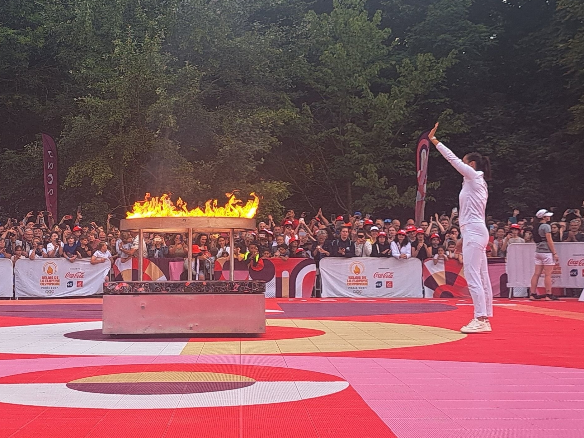 Versailles, mardi 23 juillet 2024. La joueuse de tennis Caroline Garcia, dernière relayeuse des Yvelines, a allumé le chaudron installé au sein du domaine Elisabeth de Versailles. LP/Nolwenn Cosson