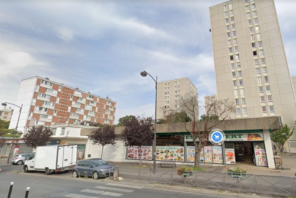 Ivry-sur-Seine, rue Amédée-Huon. Cinq coups de feu ont été tirés cette nuit sur un groupe d'hommes. L'un d'entre eux, connu de la police, a pris quatre balles dans le dos. Google Street View