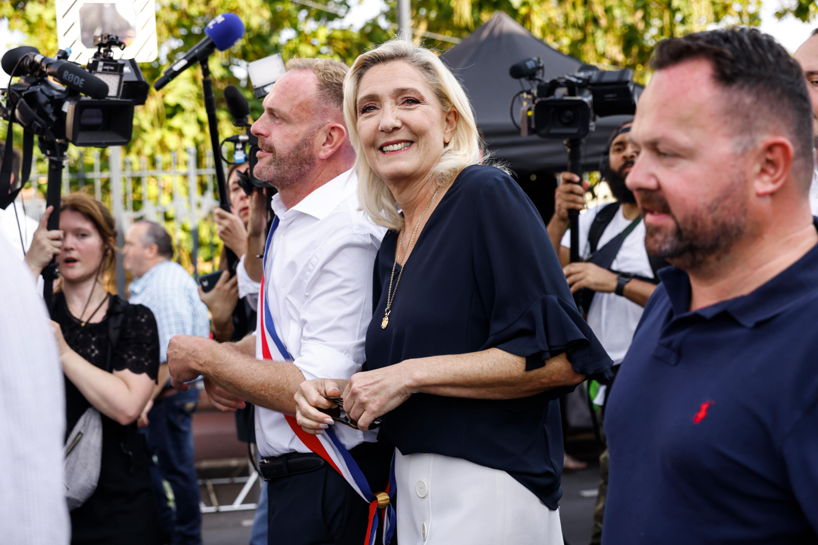 Hénin-Beaumont, le 10 septembre. Marine Le Pen a fait sa rentrée politique dans son fief, à l'occasion de la traditionnelle braderie, entourée du maire Steeve Briois, et de Bruno Bilde, député RN du Pas-de-Calais. LP/Olivier Corsan