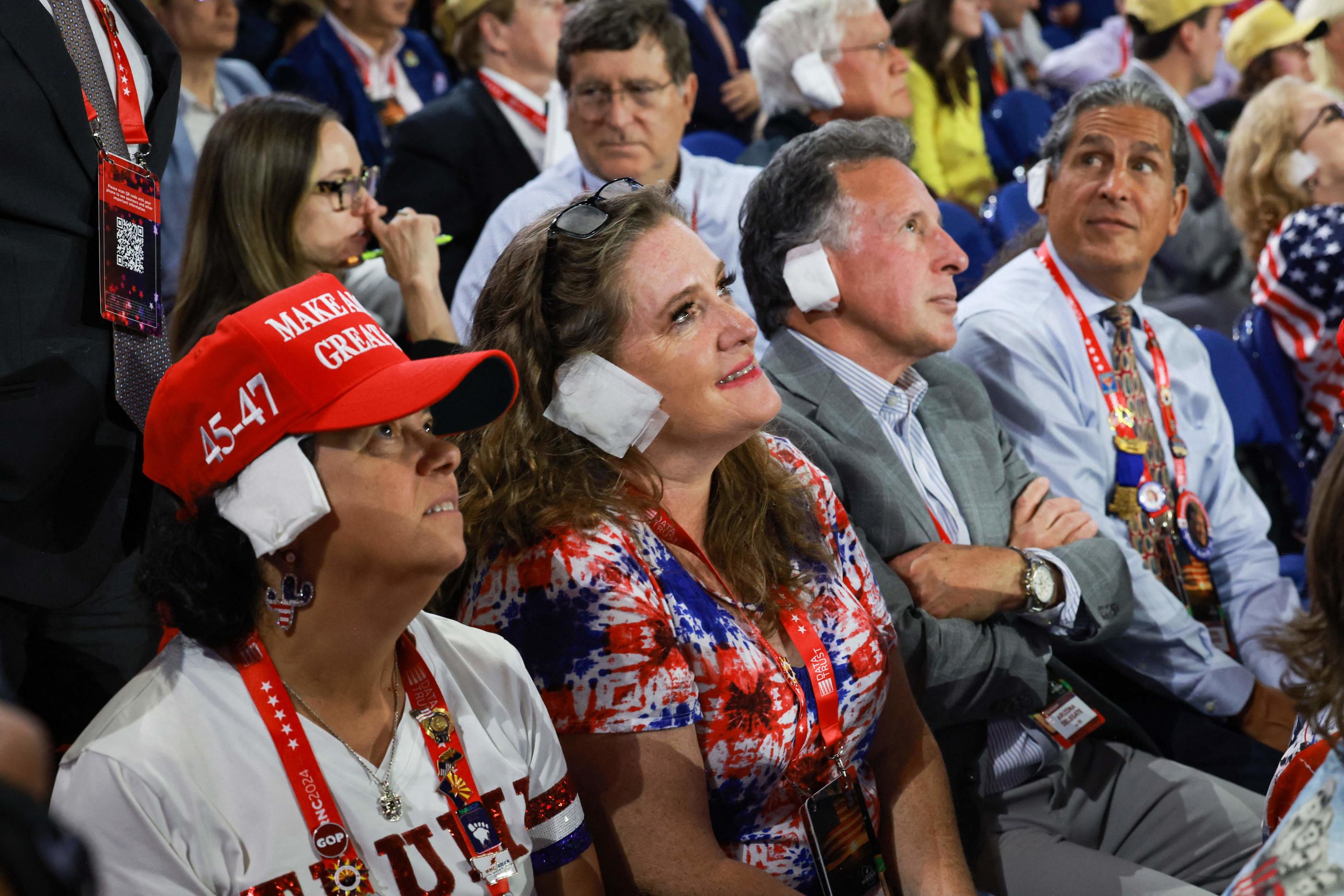 A la convention du Parti républicain à Milwaukee (Wisconsin), le 17 juillet. De nombreux trumpistes portent des pansements à l'oreille, à l'image de leur héros victime d'une tentative d'assassinat le 13 juillet. sGetty Images/AFP/Joe Raedle