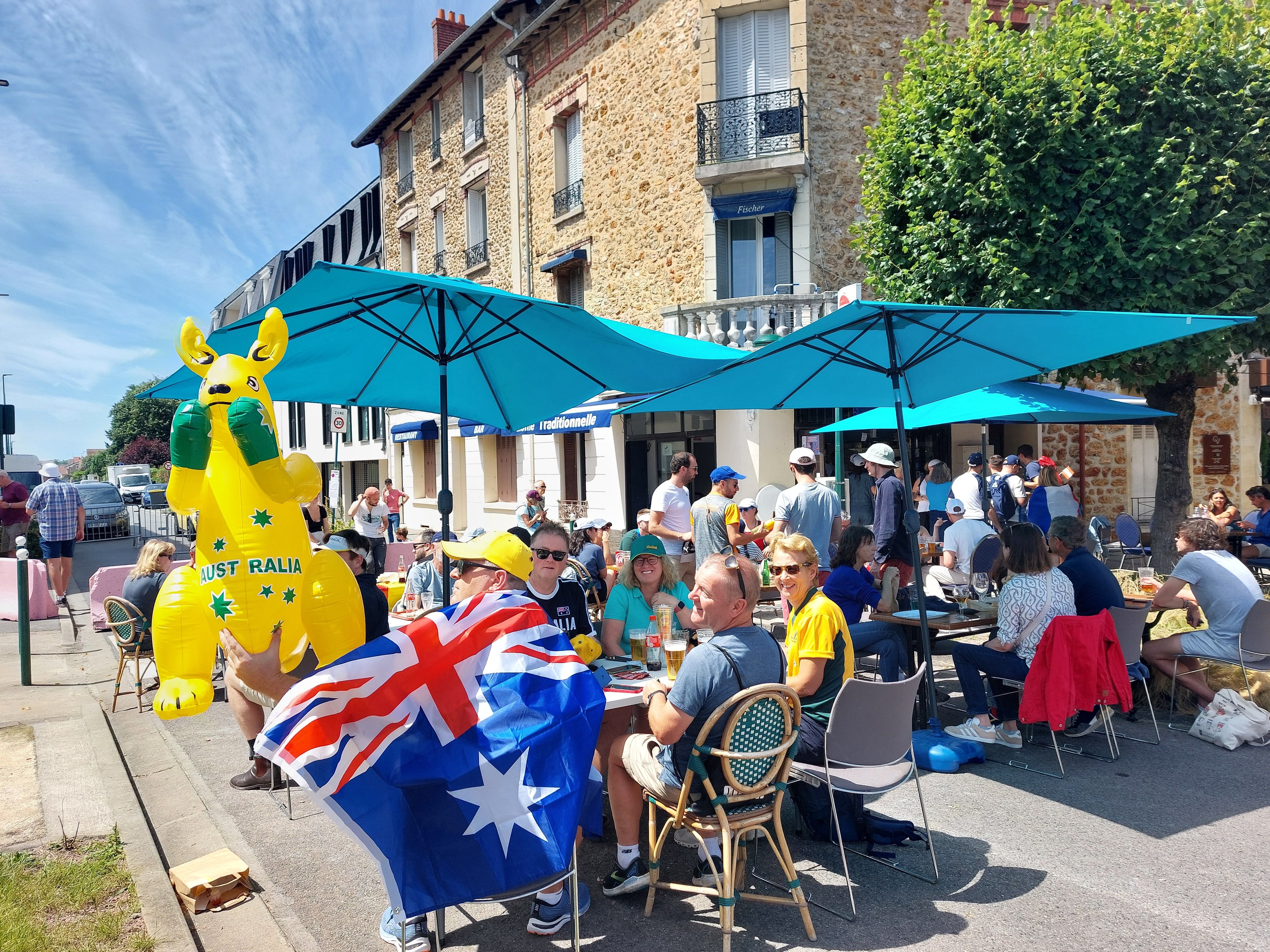 Vaires-sur-Marne (Seine-et-Marne), le 28 juillet. Ambiance festive, danse avec les supporters dans certains restaurants... La commune a été métamorphosée pour les JO. LP/Sophie Bordier