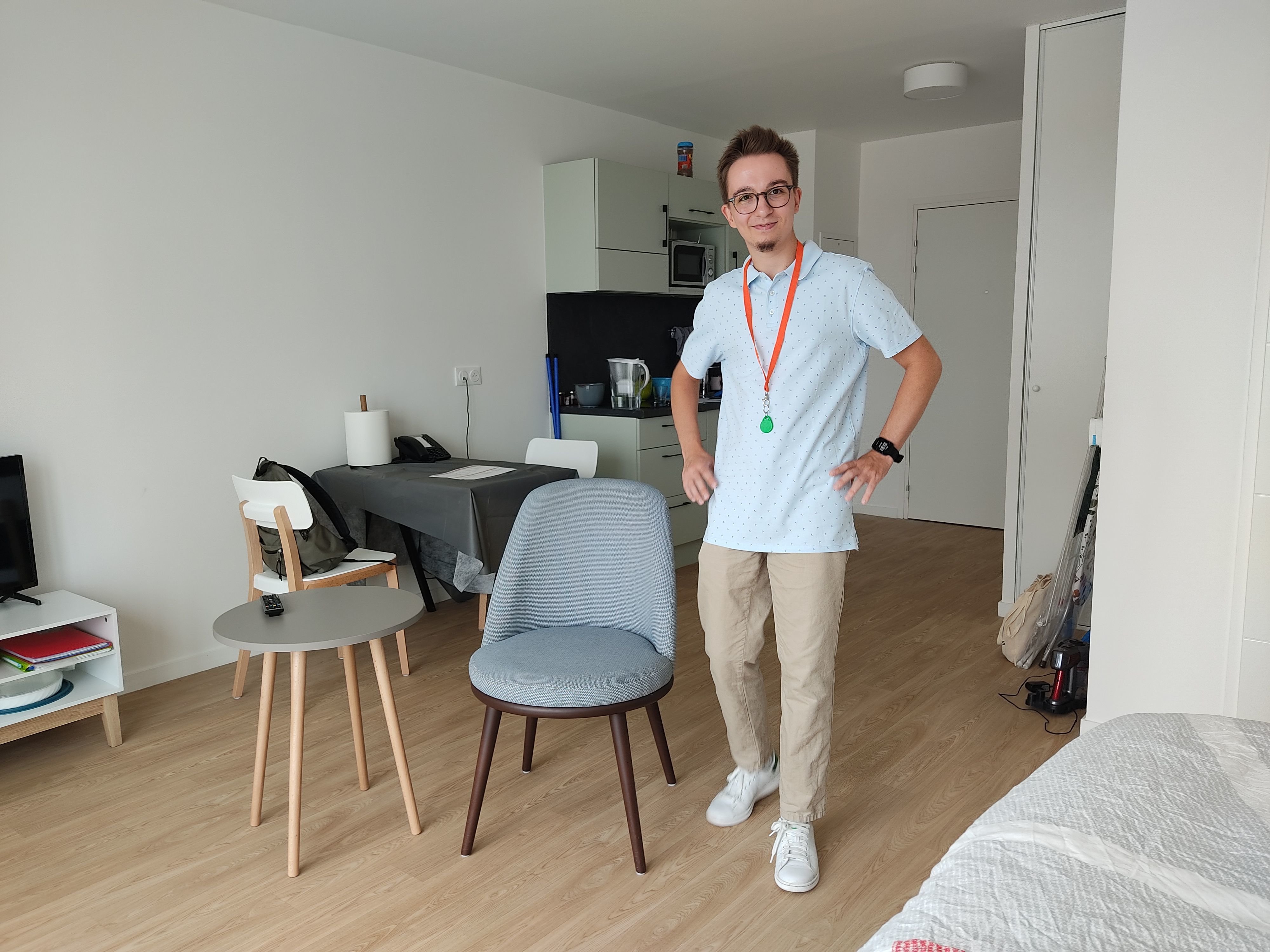 Achères (Yvelines), le 29 août. Nolan, étudiant à la fac de Nanterre (Hauts-de-Seine) a trouvé un logement dans une résidence services seniors Domitys. Il ne paie aucun loyer, en revanche il doit assurer 15 heures d'animation par semaine. LP/Véronique Beaugrand